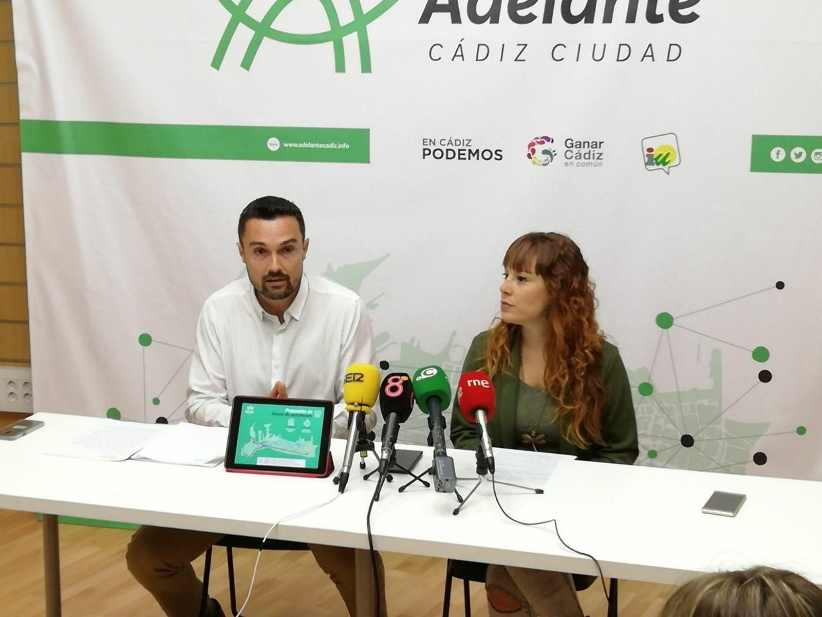 Los candidatos de Adelante Cádiz Martín Vila y Lorena Garrón.