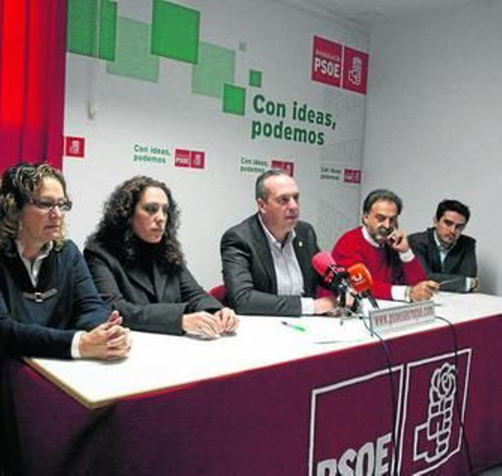 De izqda. a dcha. Ana Mª Rojas, Marchena, Ruiz Boix, José Antonio Rojas y Puerta, ayer en la sede del PSOE.