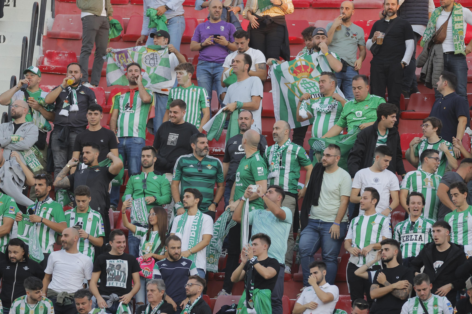 Búscate en las fotos del Sevilla-Betis