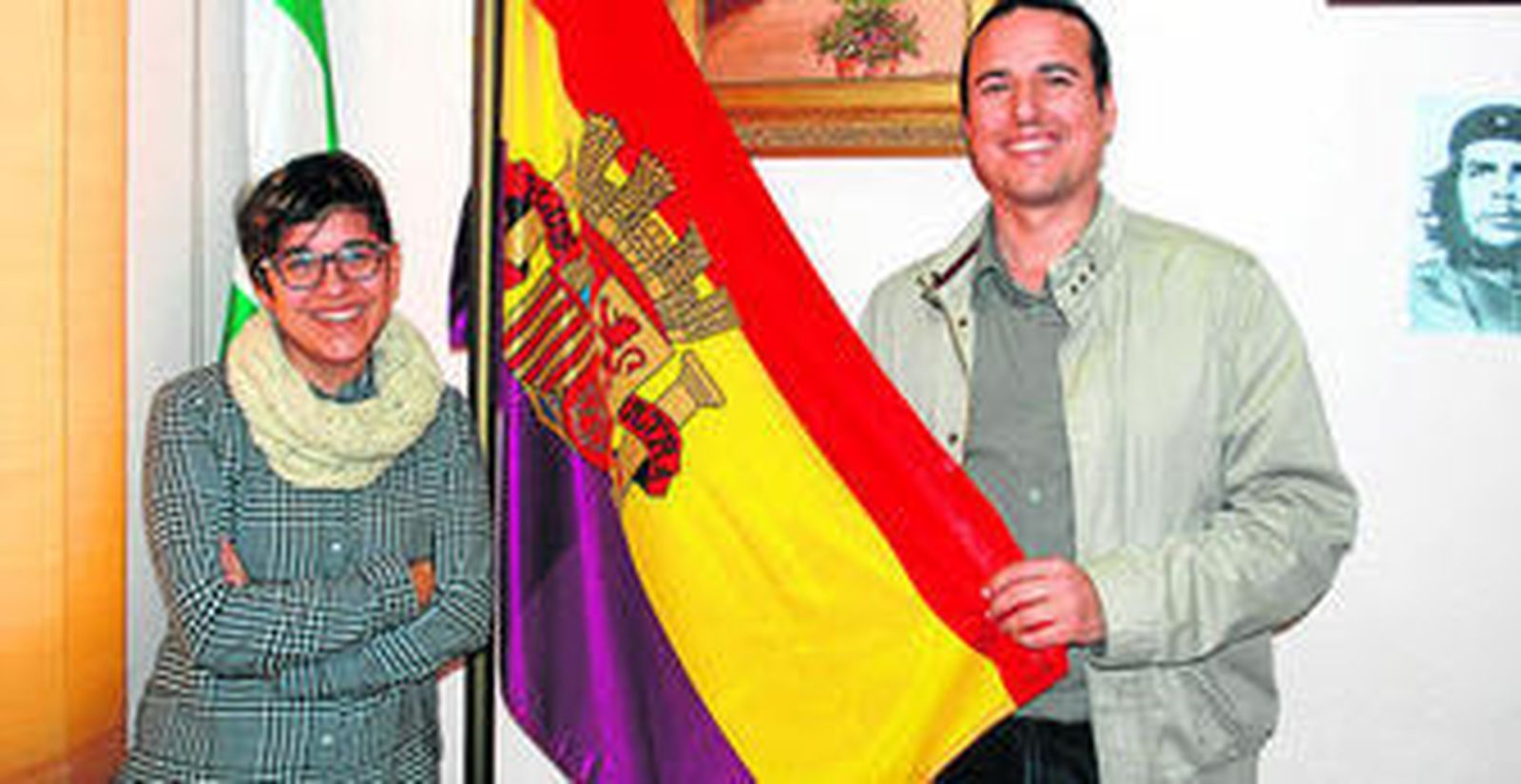 Alina Caravaca y Pedro Fernández Ibar con la bandera republicana.