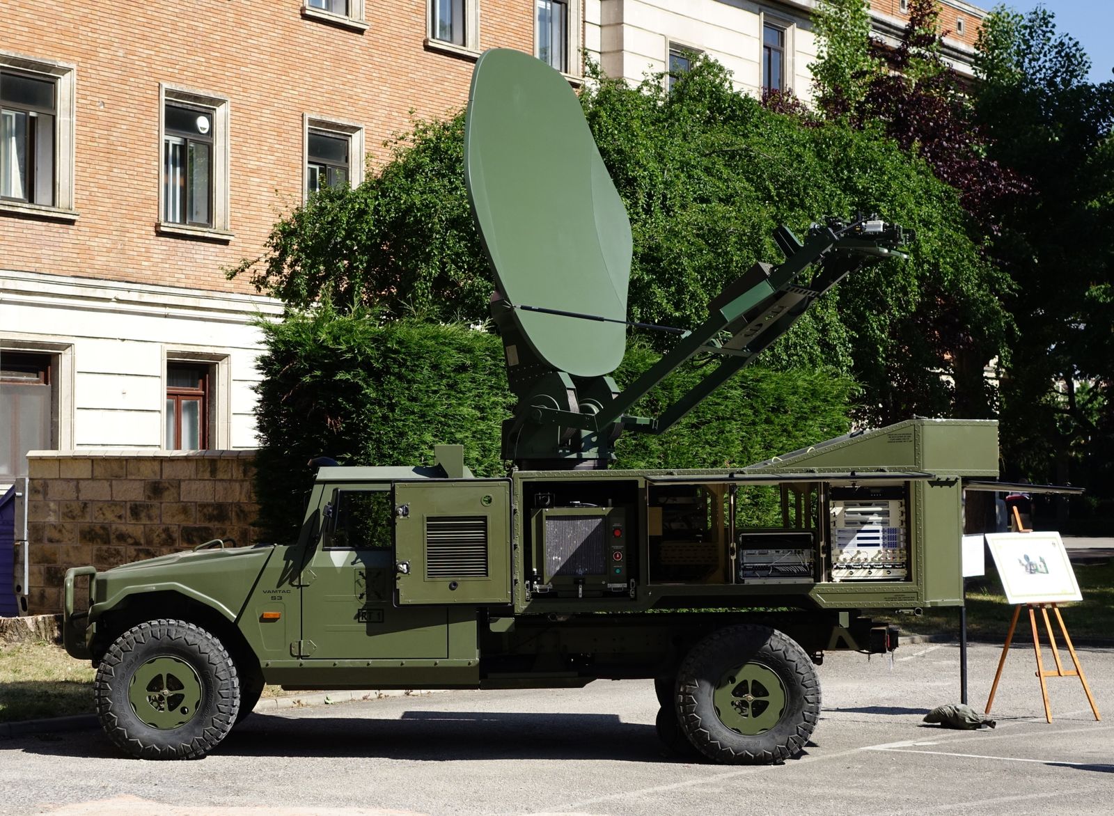 Un VAMTAC con un radar.