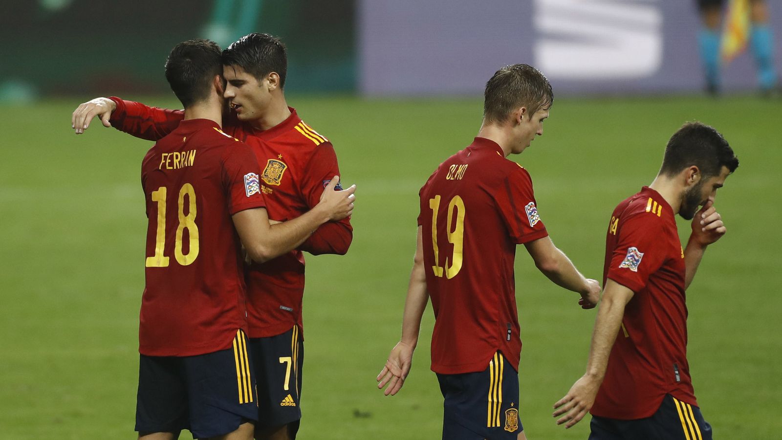 Ferran es felicitado por Morata tras uno de sus tres goles.