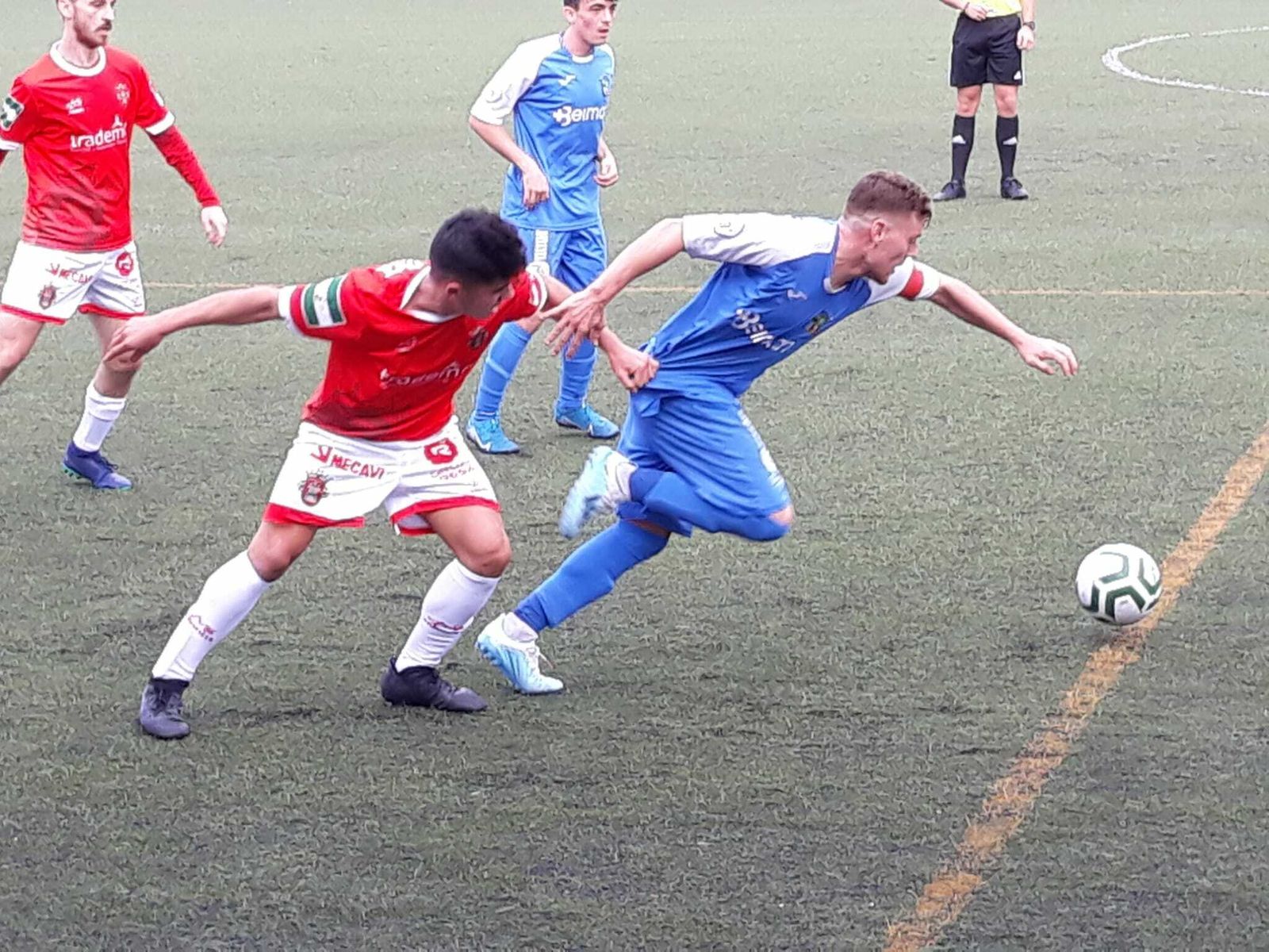 Juanjo, agarrado por un jugador del Espeleño.