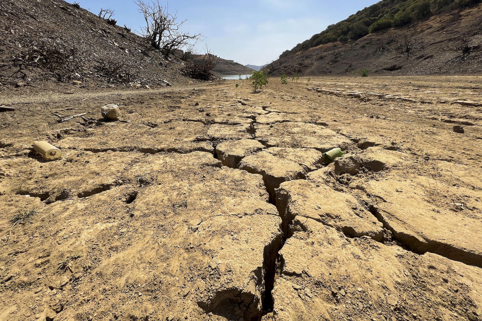Vista del nivel del agua de un pantano.