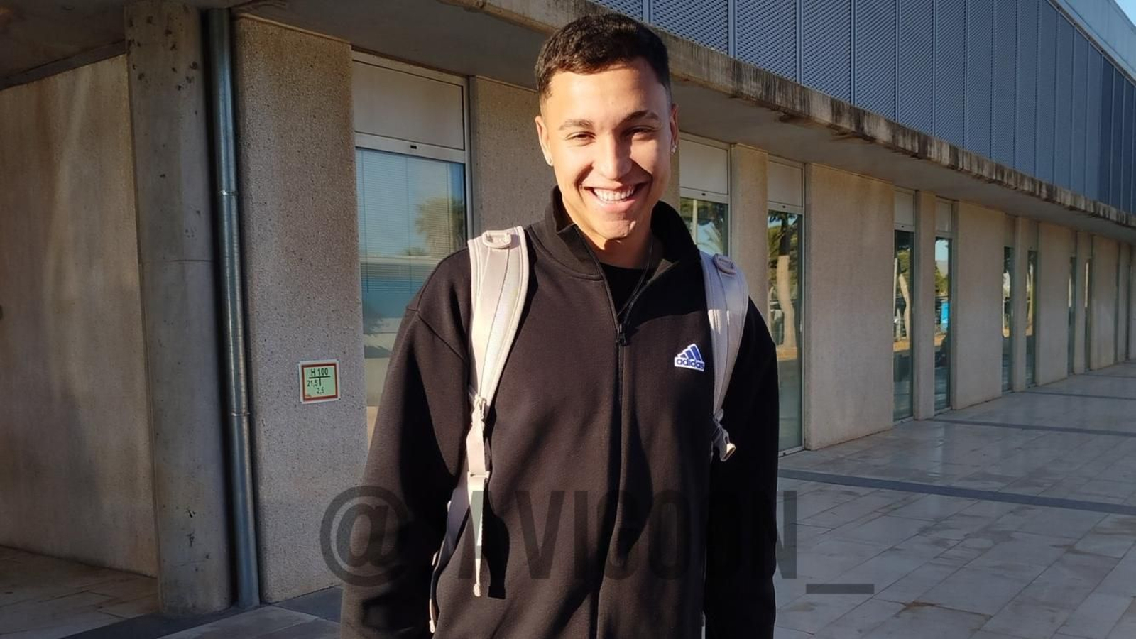 Thalys, el nuevo delantero de la UD Almería, a su llegada al aeropuerto de la ciudad.