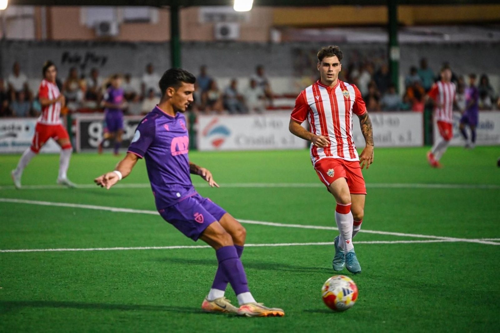 El Real Jaén y Almería B disputando el encuentro en el triangular de Torredonjimeno.