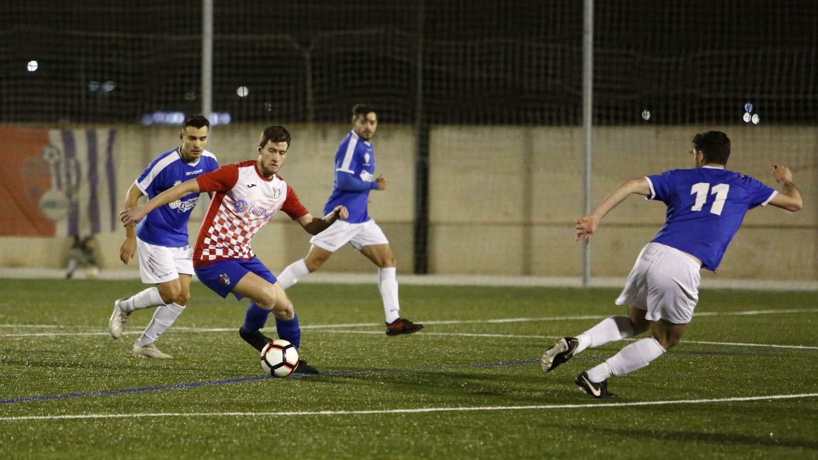 Un jugador del Arenas trata de eludir a un maracenero.