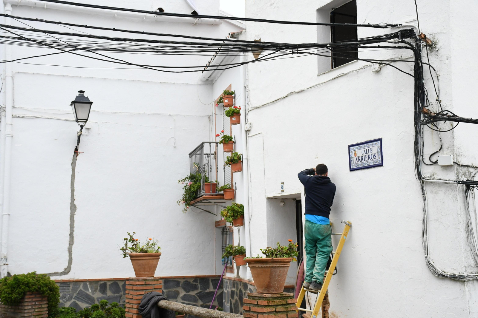 Trabajos para la eliminación de los cables que en estos momentos cruzan las calles por el aire. Trabajos para la eliminación de los cables que en estos momentos cruzan las calles por el aire.