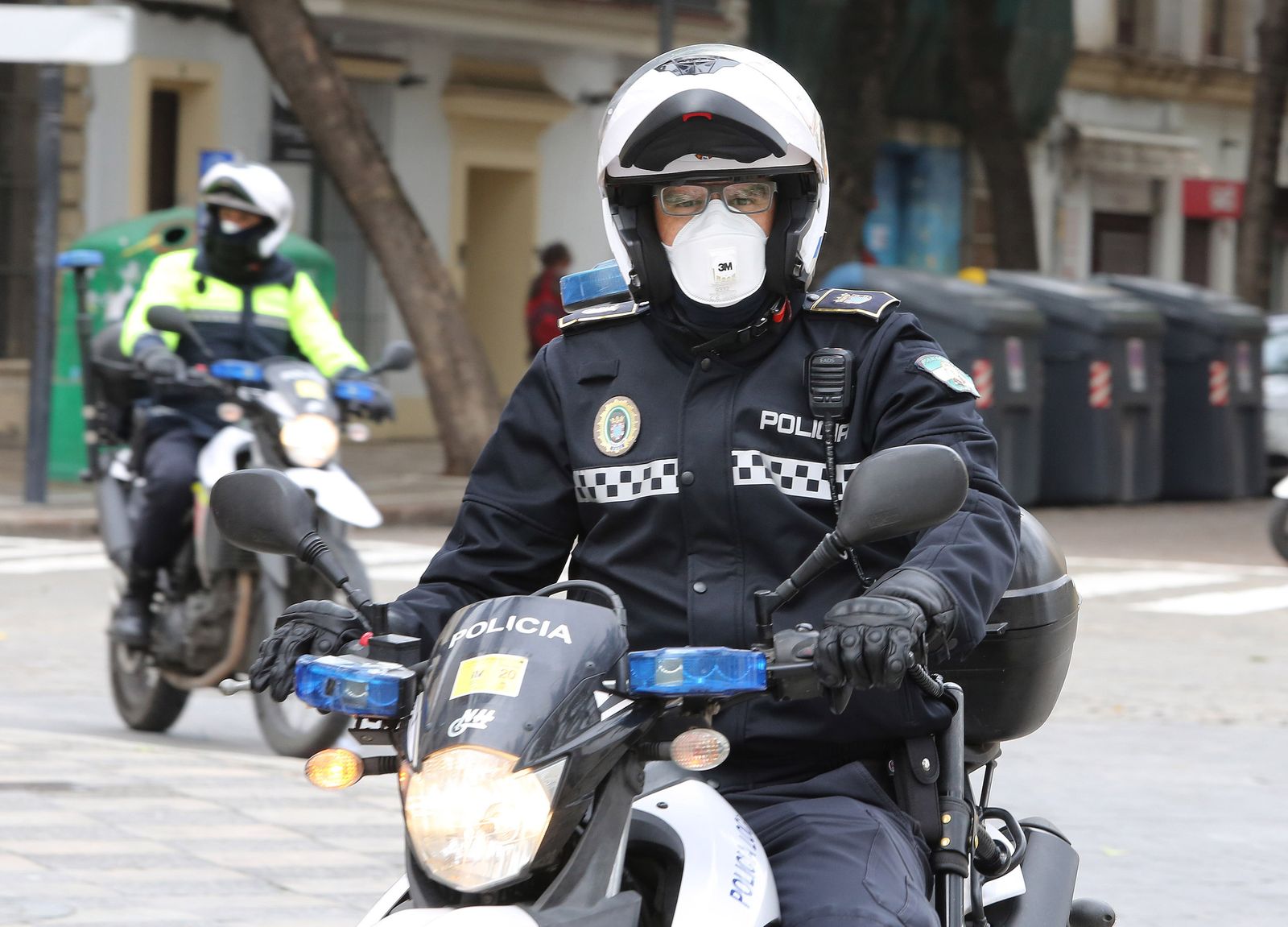 Una patrulla de policías locales en moto, este miércoles en Jerez