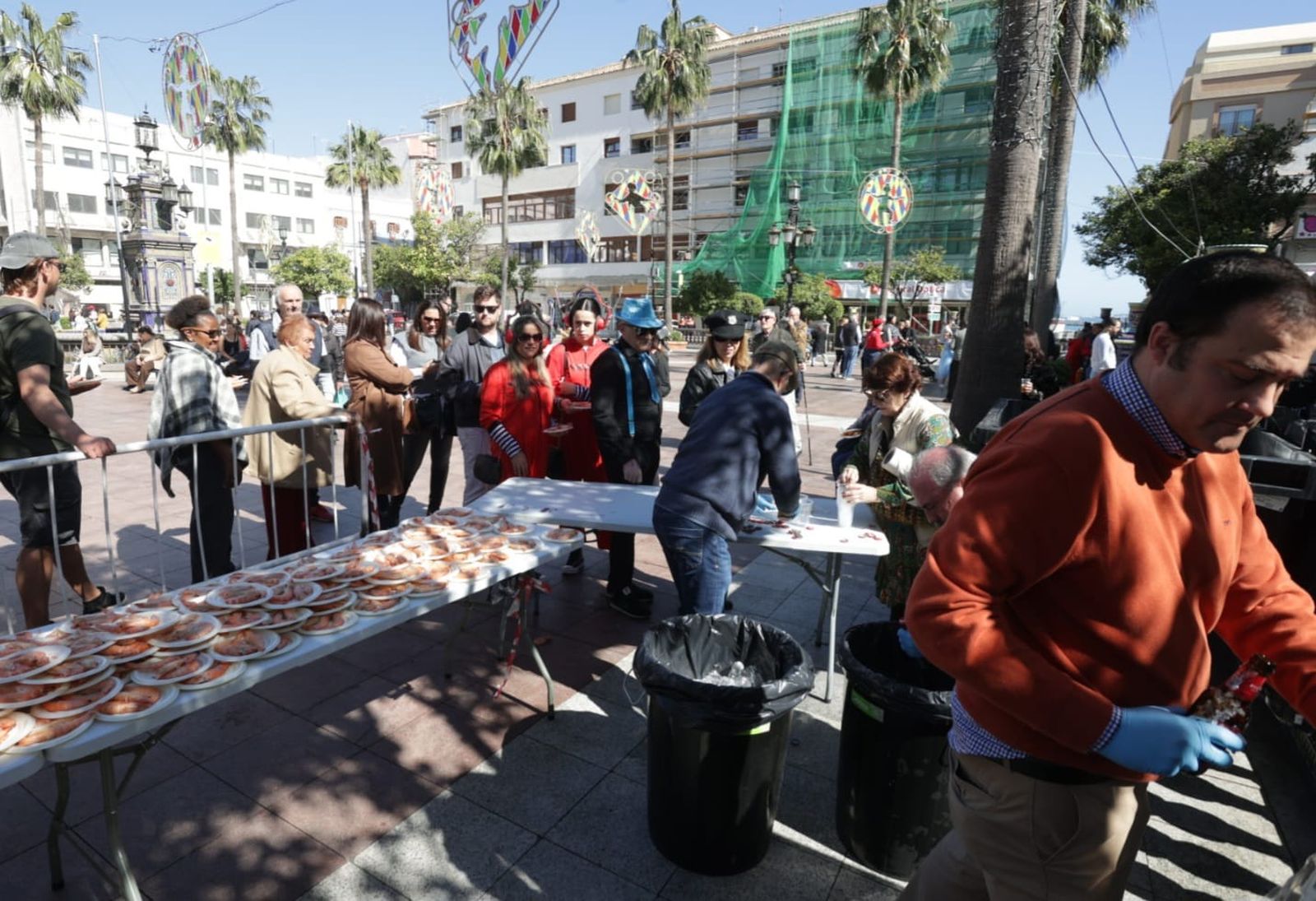 La Plaza Alta, escenario de la Gran Ada, ofreció una imagen más cercana al ensayo que a la apoteosis carnavalera del mediodía.