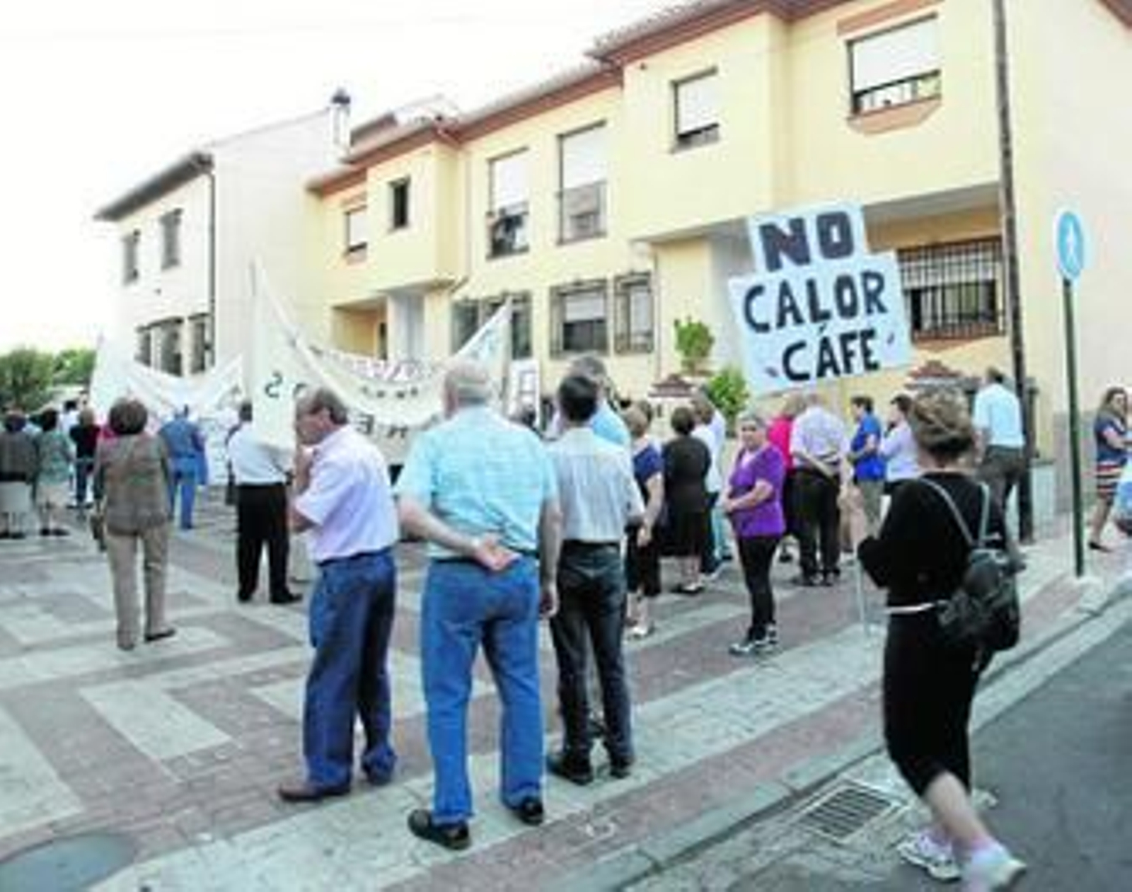 Varias decenas de vecinos han protestado durante meses por el traslado de la ONG.