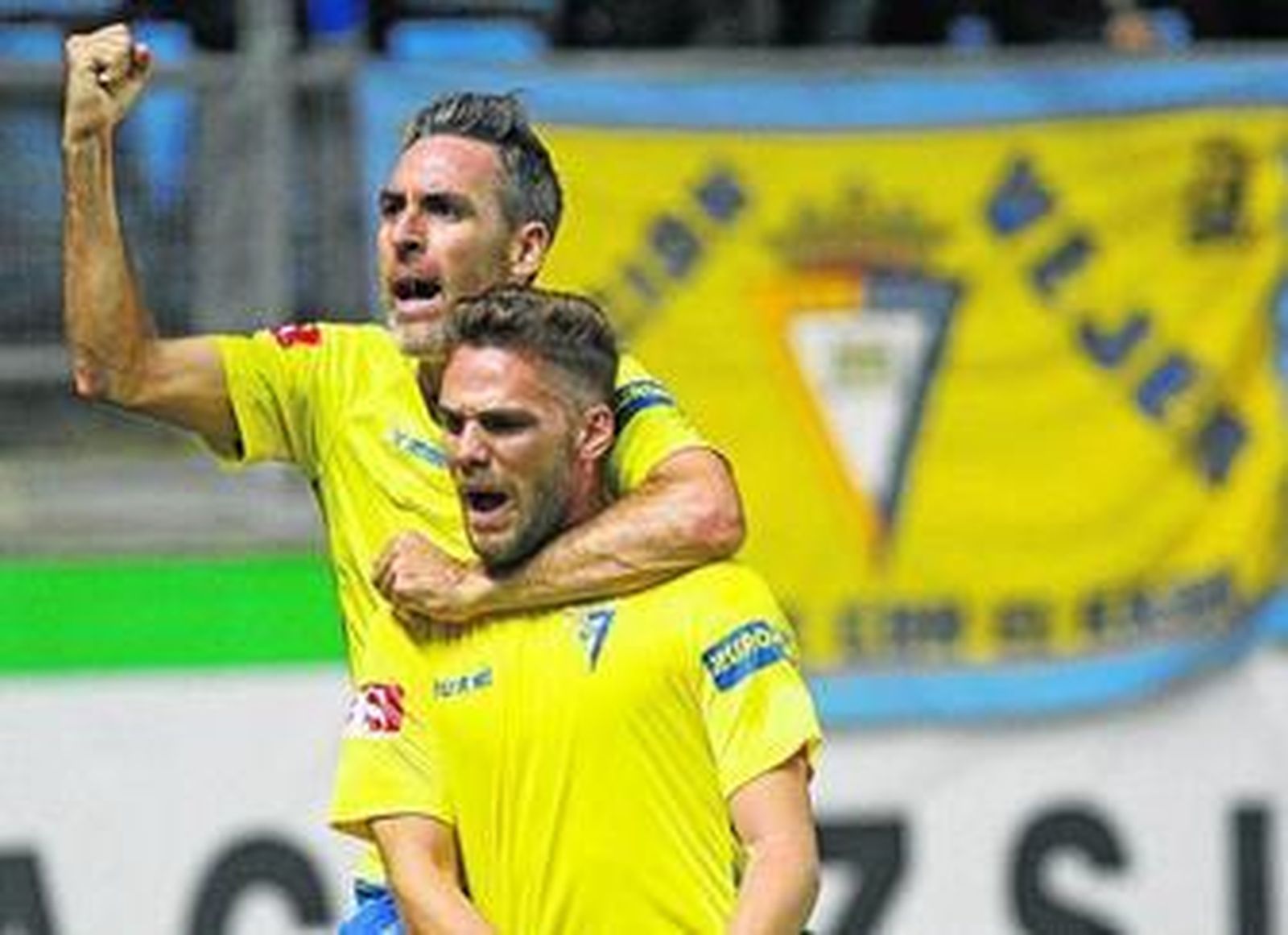 Abel Gómez abraza a Lolo Plá tras marcar este el gol del triunfo casero contra el Almería B en el minuto 94.
