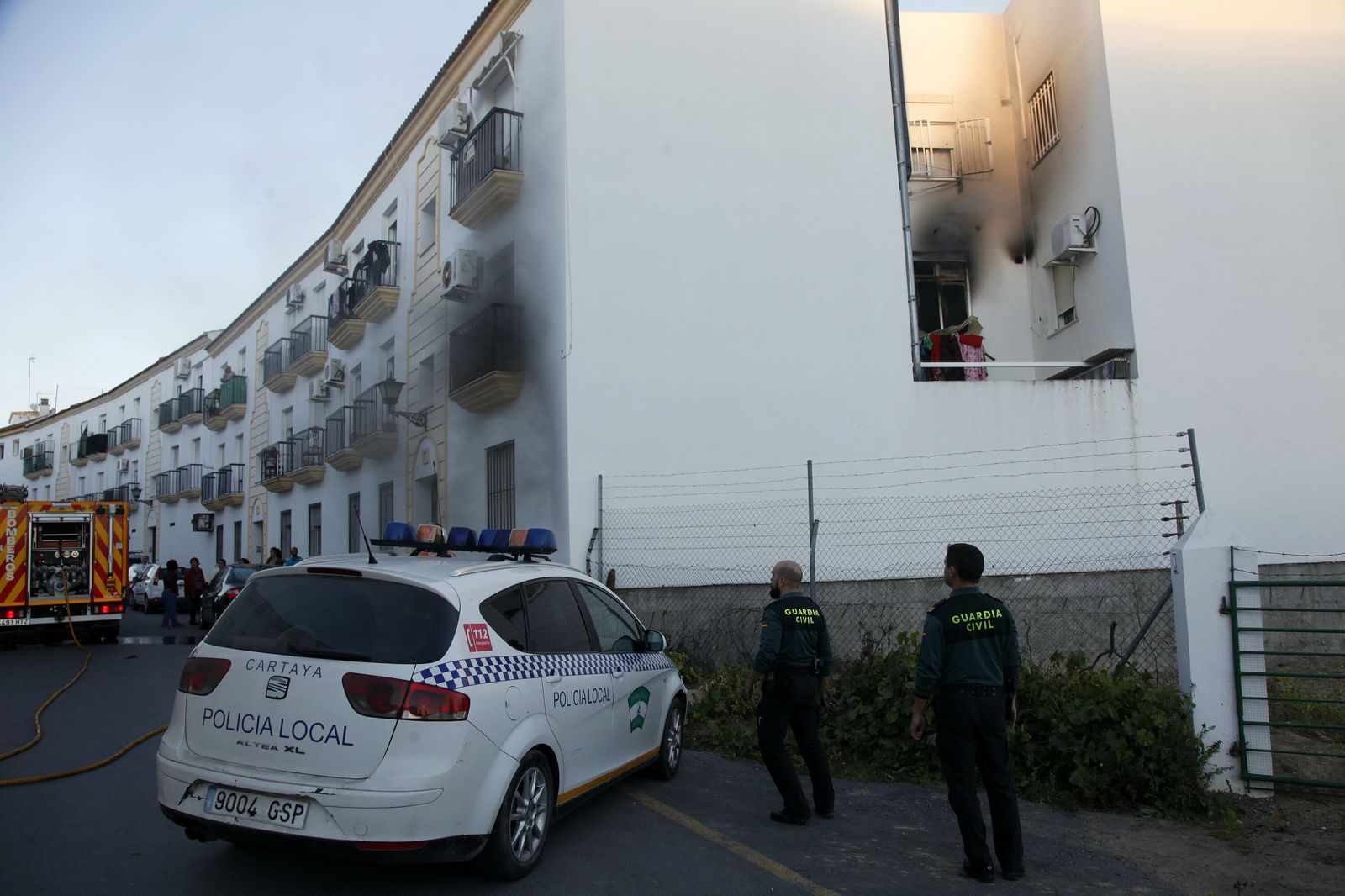 La Guardia Civil y la Policía Local asisten a un incendio este mismo año.