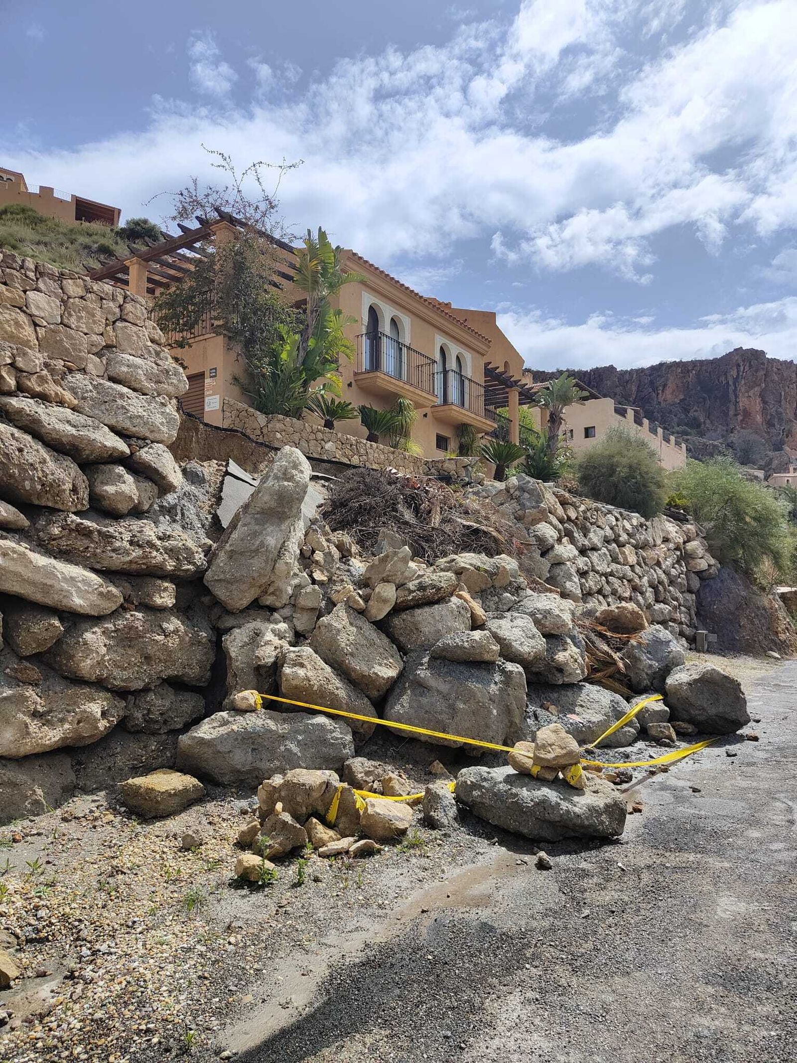 El derrumbe de un mirador en la sierra de Turre, en imágenes