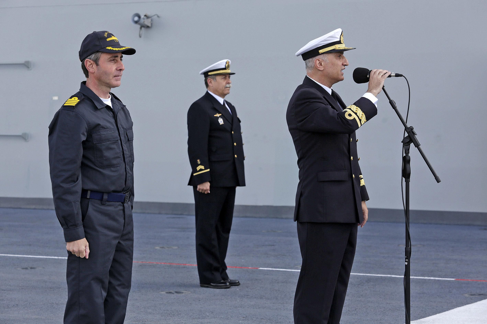 Imágenes de la despedida del 'Juan Carlos I'