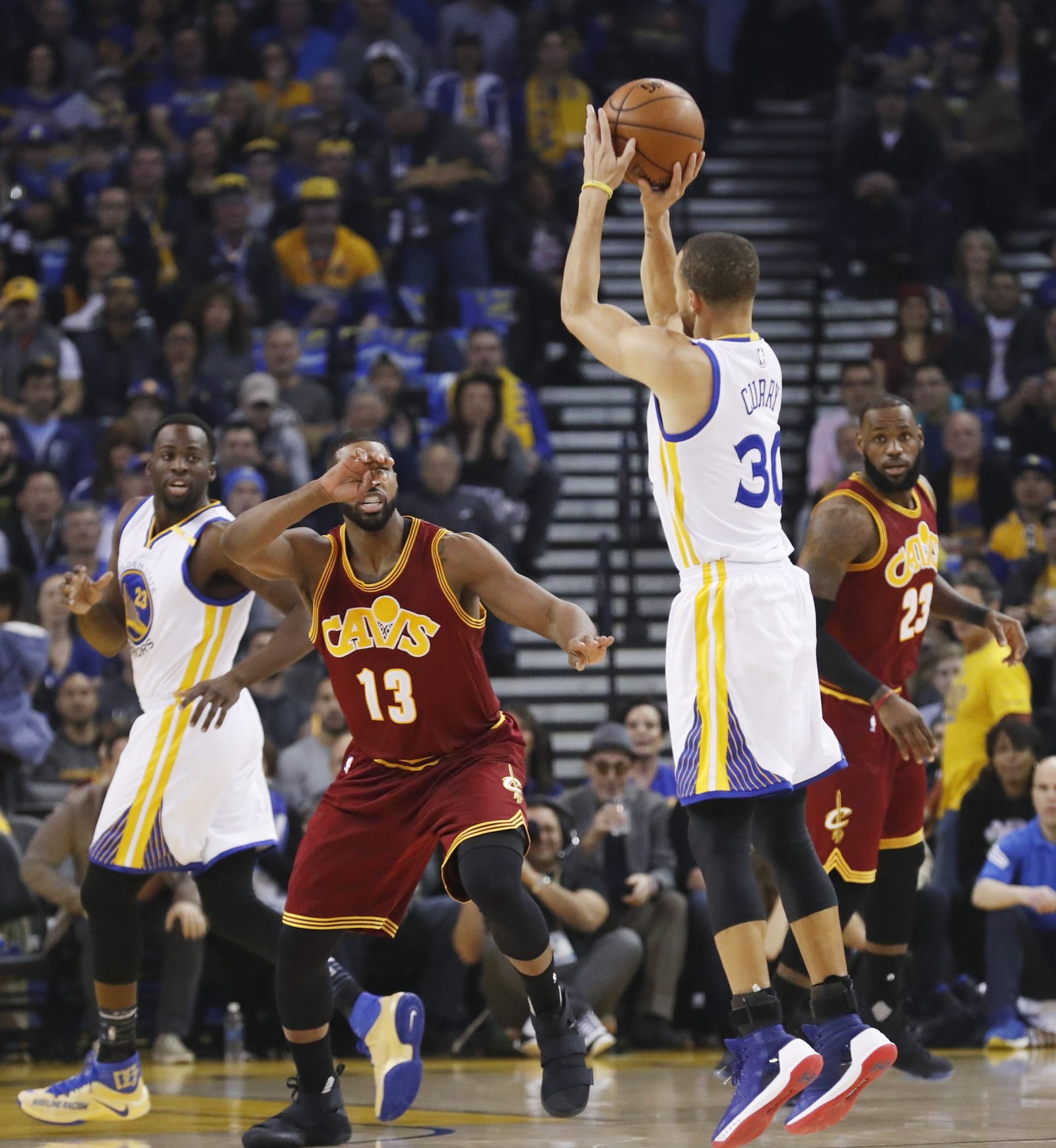 Stephen Curry tira a canasta.