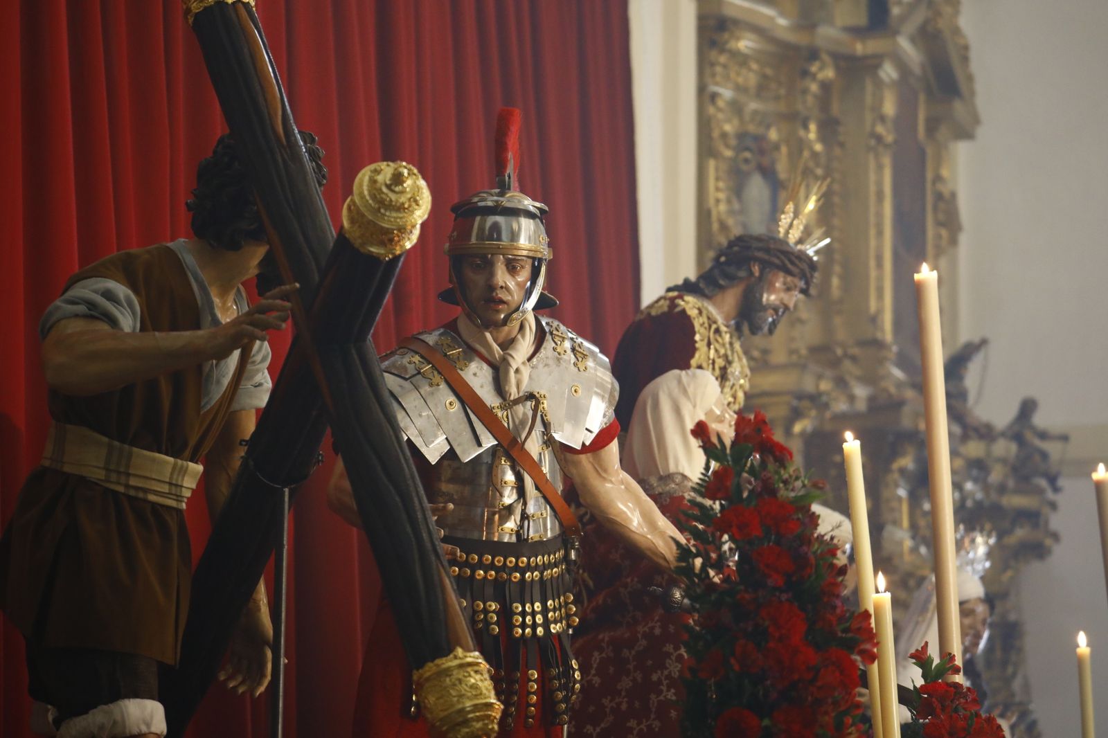 En primer plano, el cirineo que carga la cruz de Jesús del Buen Suceso.