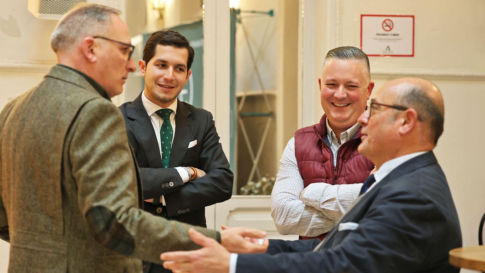 Los tertulianos charlan antes de comenzar la Tertulia Cofrade "El Aguaó"