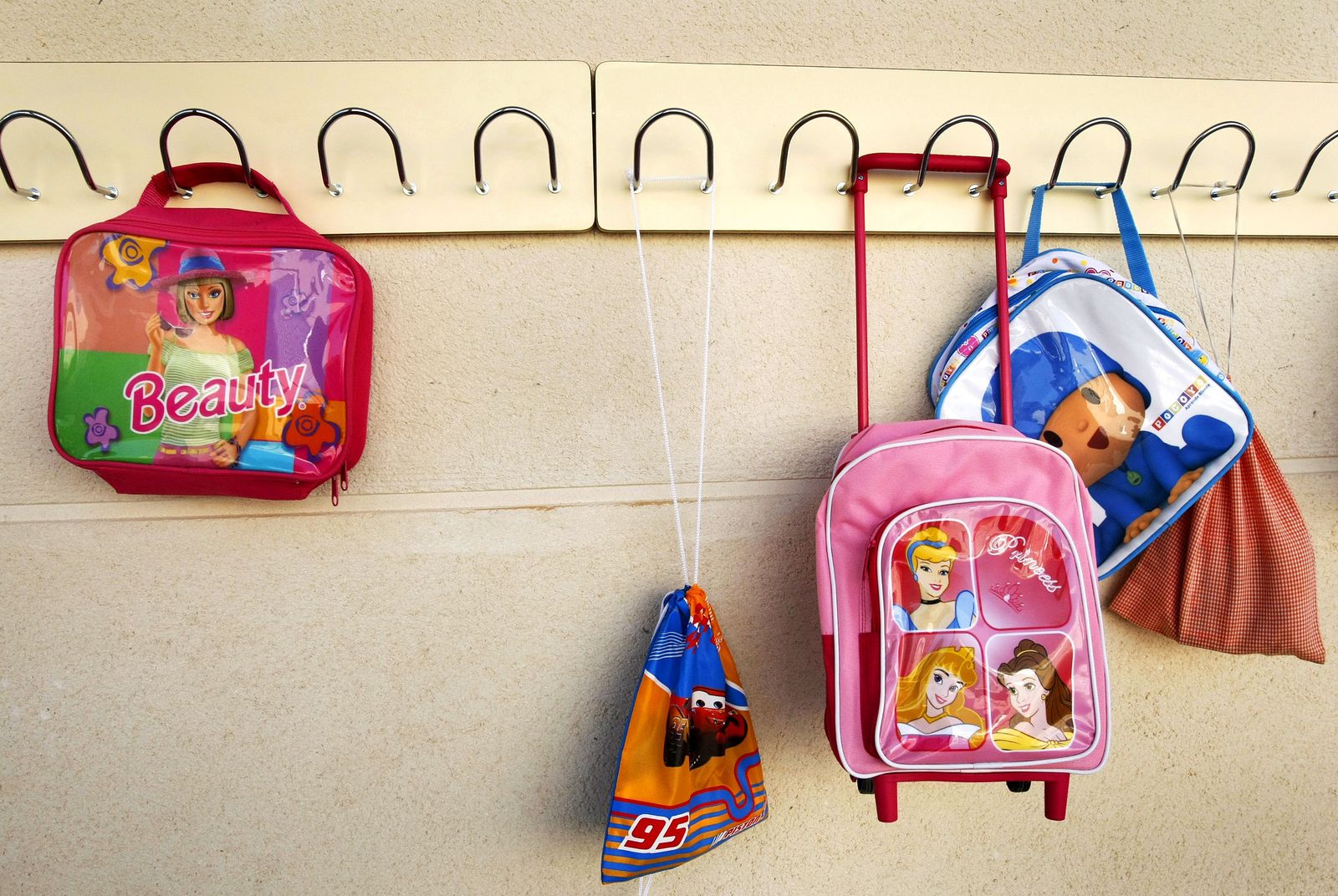 Mochilas en un centro  educativo