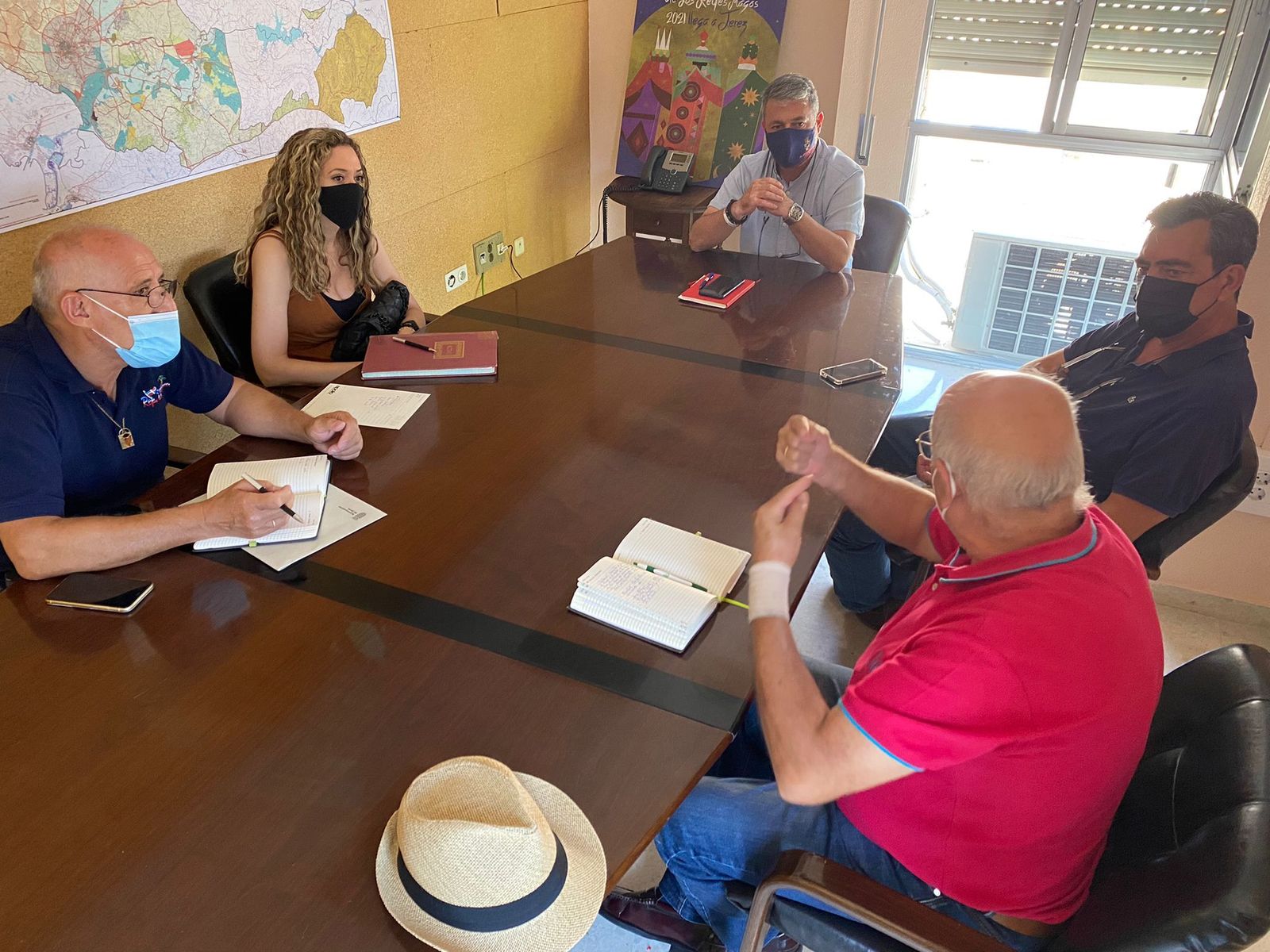 Imagen de la reunión de Rubén Pérez con representantes de El Pimiento y Solidaridad.
