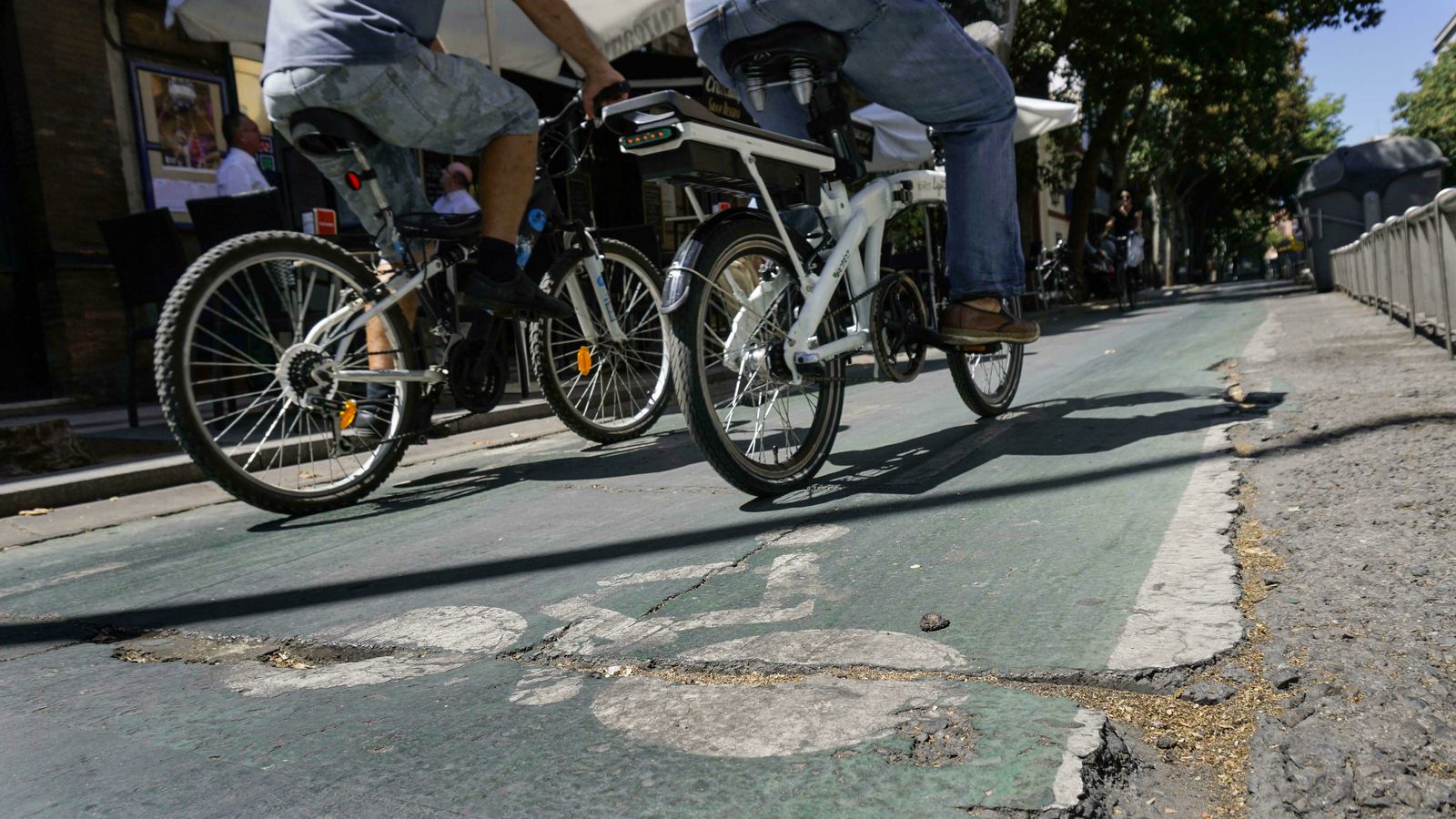 Grietas y socavones en el pavimento del carril bici en la Ronda Histórica.