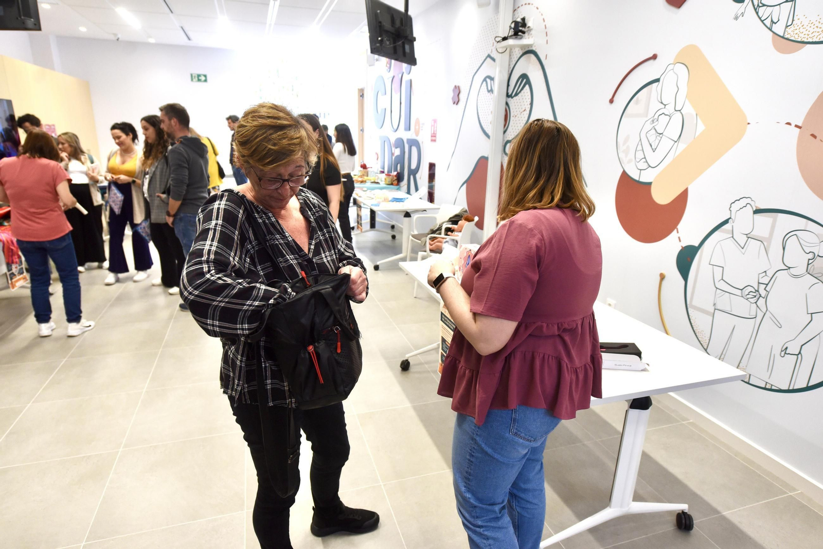 Córdoba celebra el Día de la Matrona con una sesión de 'belly painting'