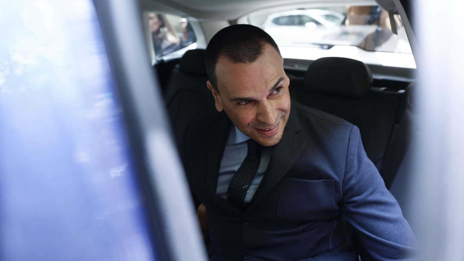 Denuncian la entrada en casas de dos abogados del novio de Ayuso y el robo de un ordenador. Denuncian la entrada en casas de dos abogados del novio de Ayuso y el robo de un ordenador.