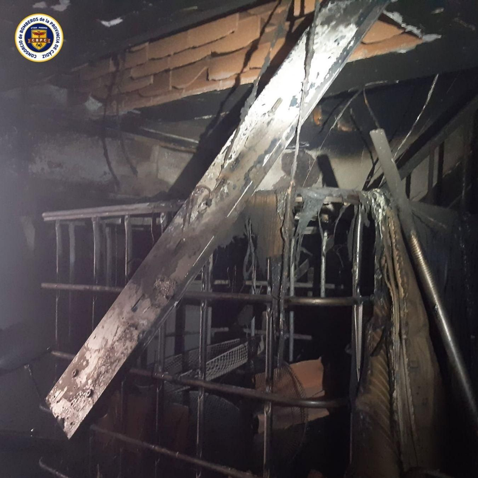 Incendio en un garaje de la avenida Oceanía de Algeciras. Incendio en un garaje de la avenida Oceanía de Algeciras.