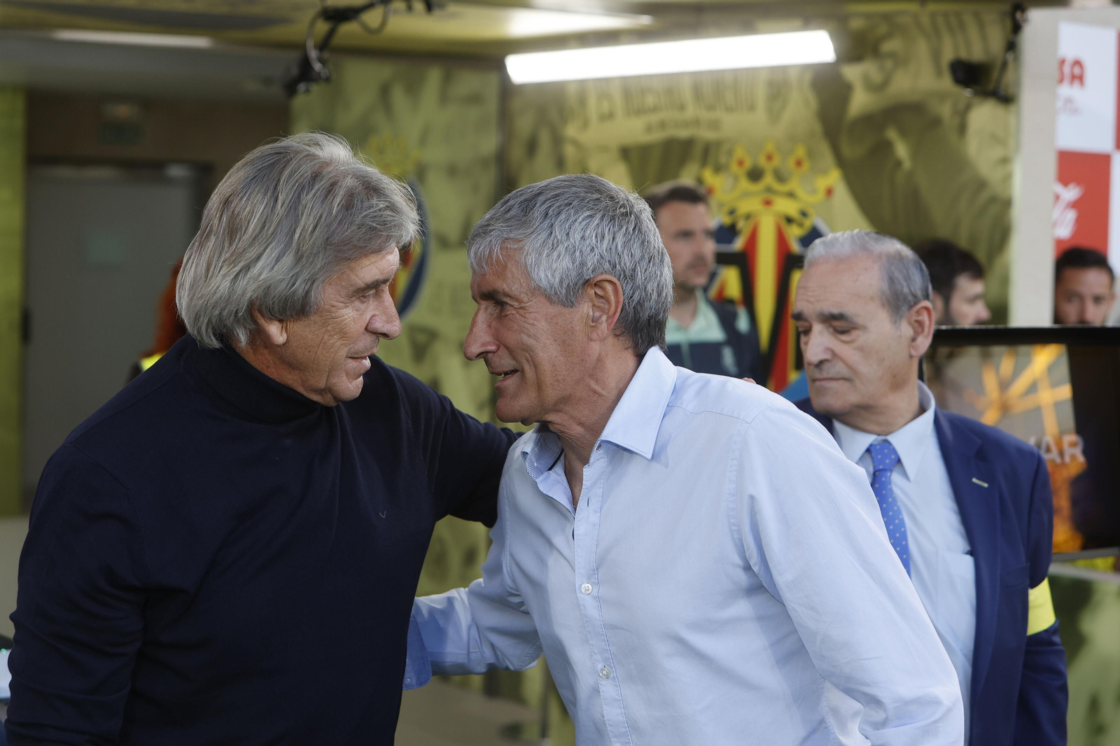 Manuel Pellegrini se saluda con Quique Setién antes del encuentro.