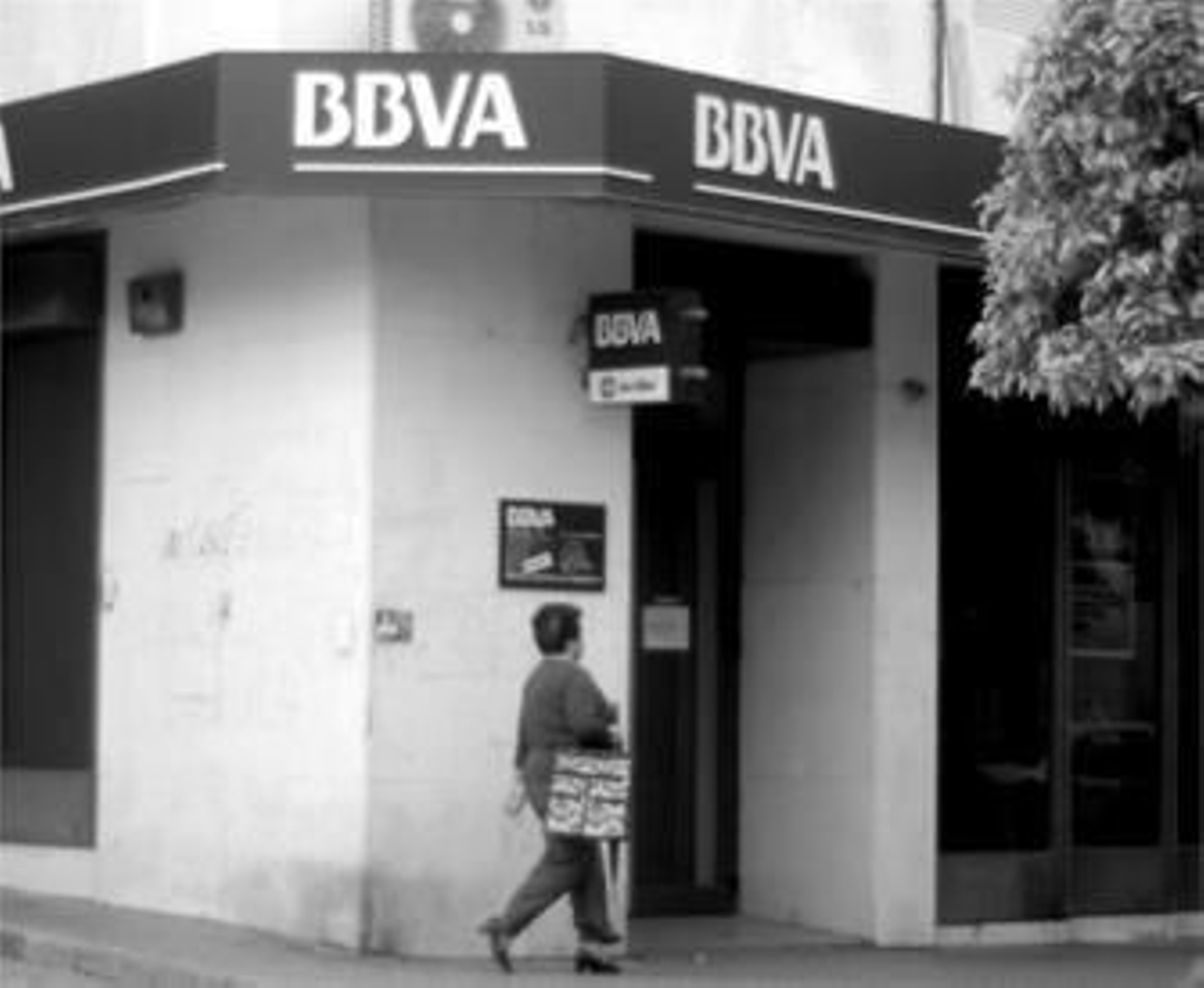 Un cartel avisa a los clientes del traslado de las oficinas de calle Corredera a otra sucursal próxima. Un cartel avisa a los clientes del traslado de las oficinas de calle Corredera a otra sucursal próxima.
