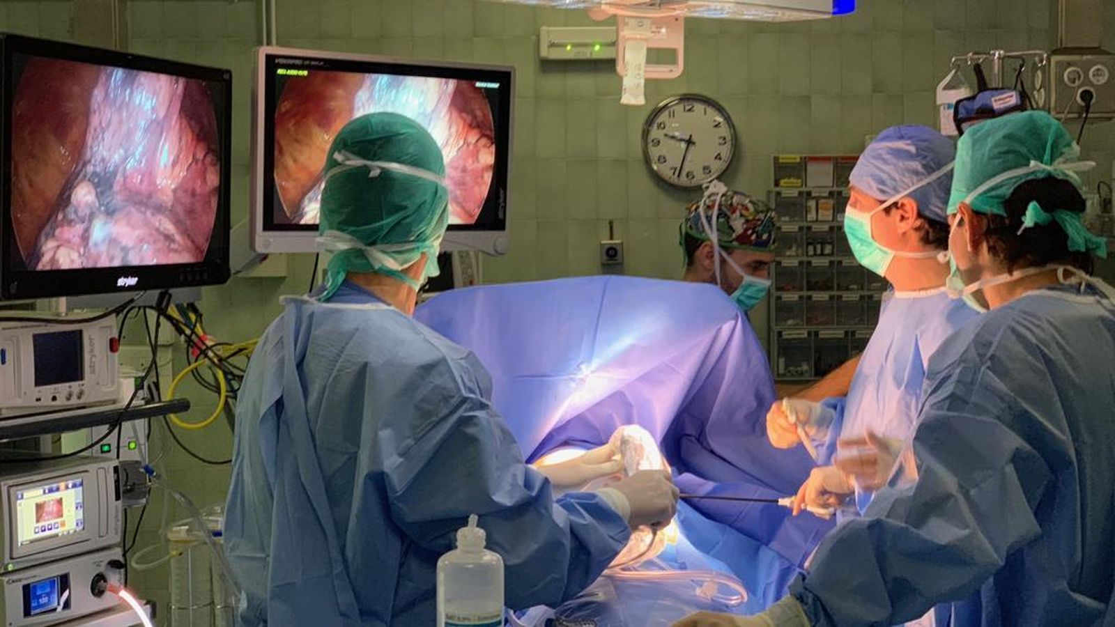 El equipo de Cirugía Torácica durante una intervención a través del abordate TAVS.