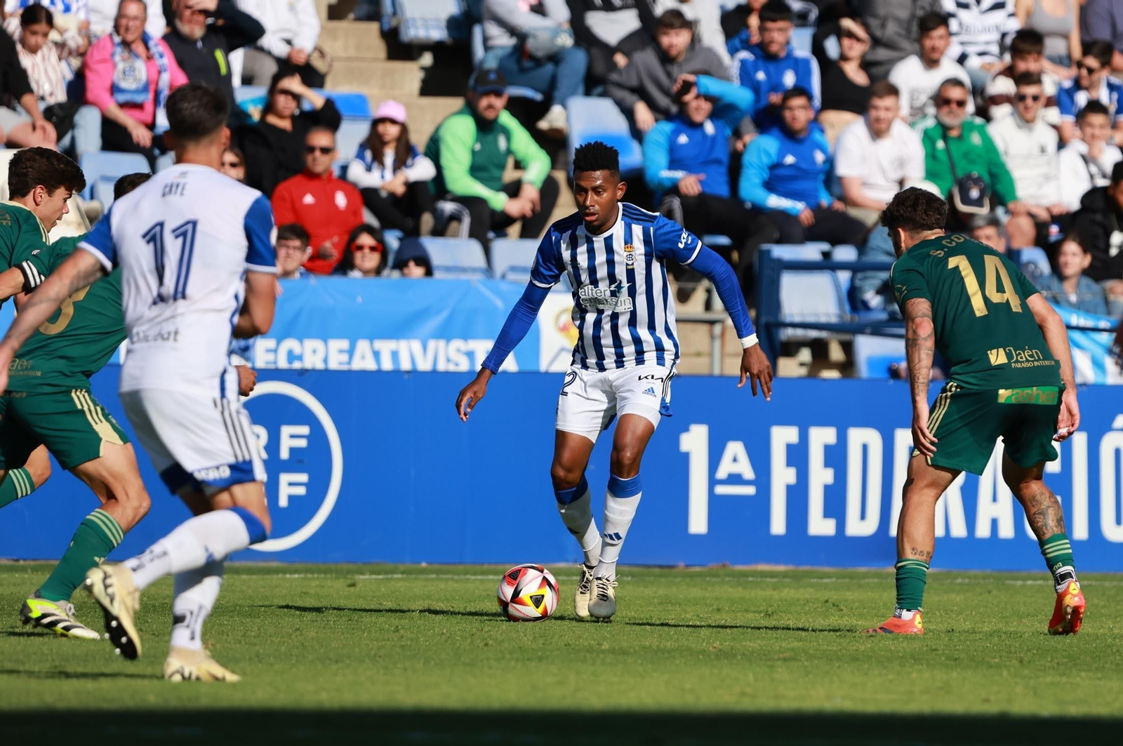 Josiel Núñez controla el balón durante el partido con el Linares.