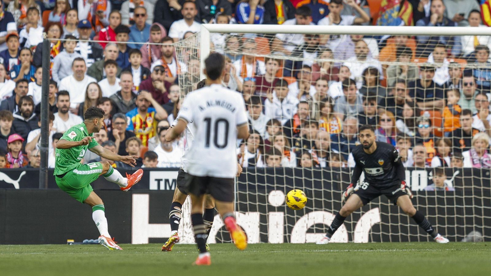 Ayoze remata en la acción del 0-1.