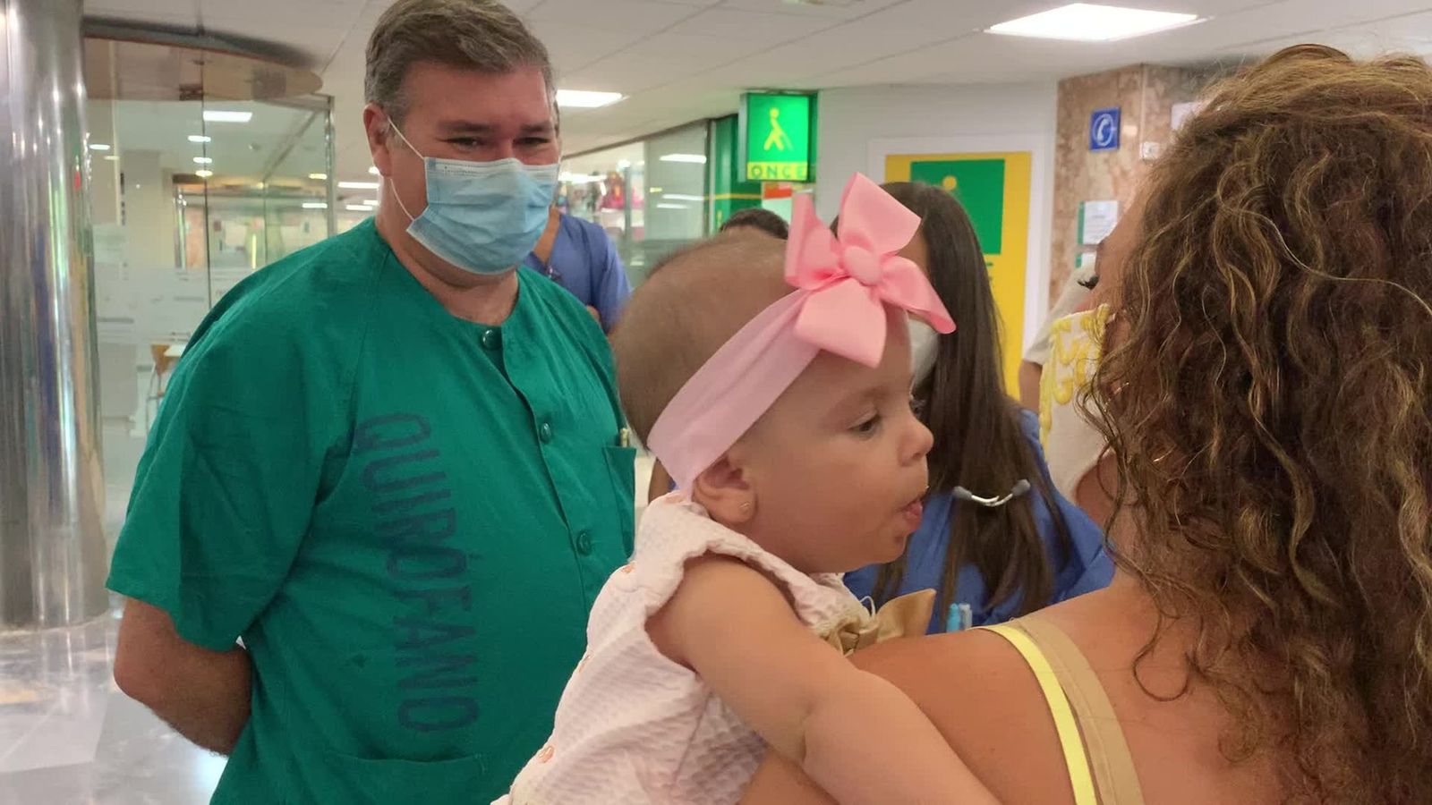 Isidoro Narbona con una de las madres.