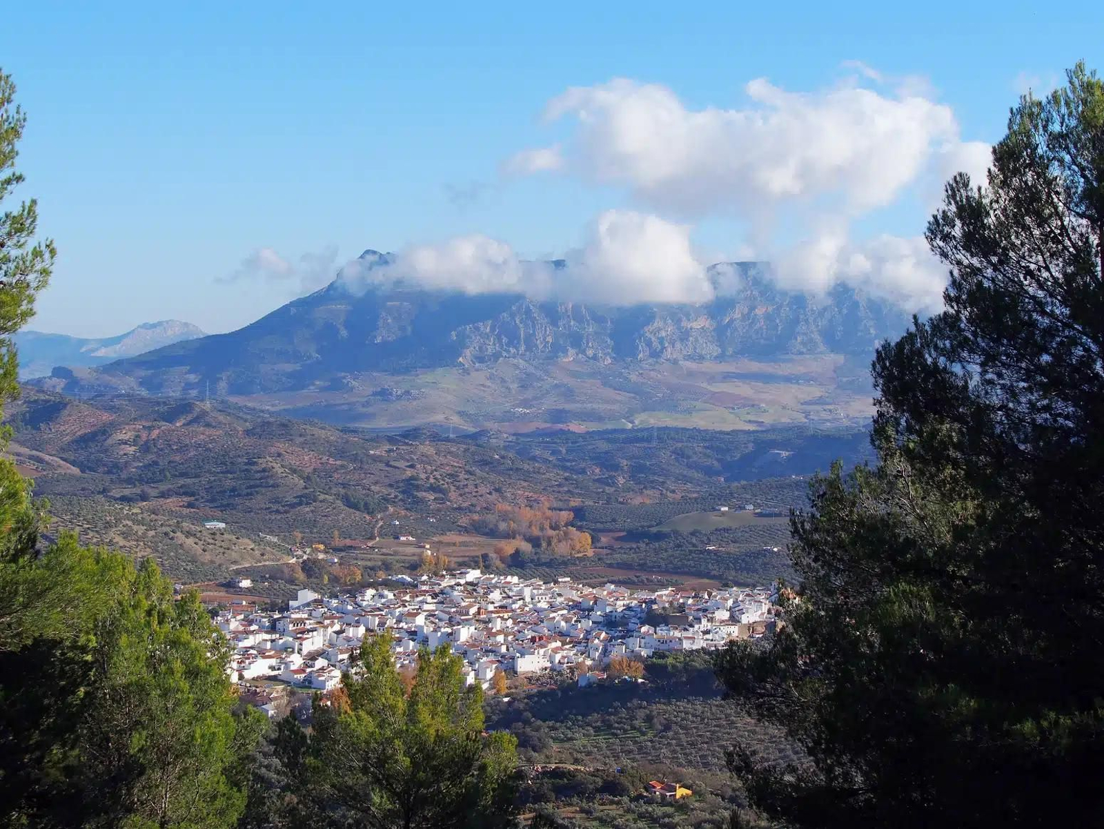 Una de las panorámica que dejan las rutas, con El Burgo a sus pies.
