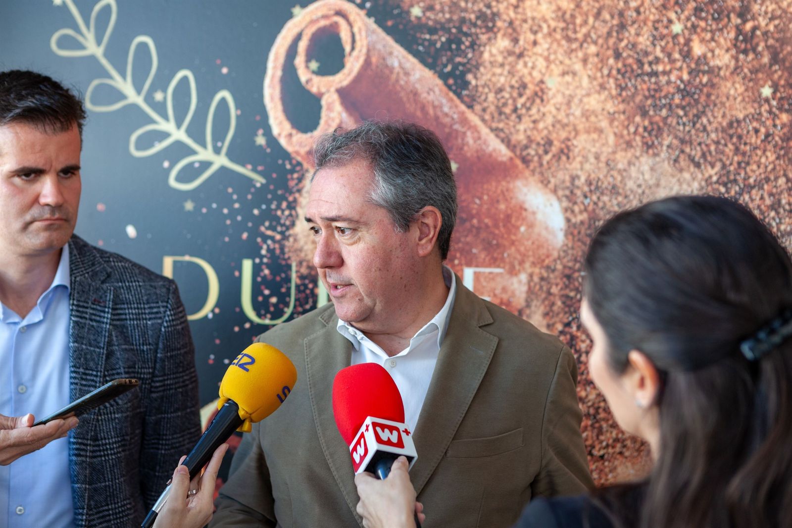 El secretario general del PSOE-A, Juan Espadas, felicita al nuevo Ejecutivo de Pedro Sánchez.