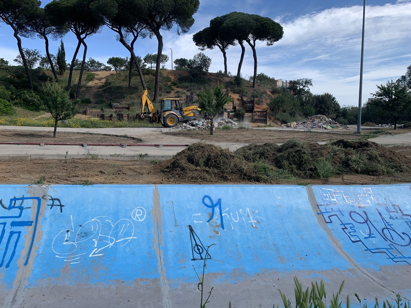 La maquinaria ya trabaja en el espacio del futuro skatepark de Huelva.