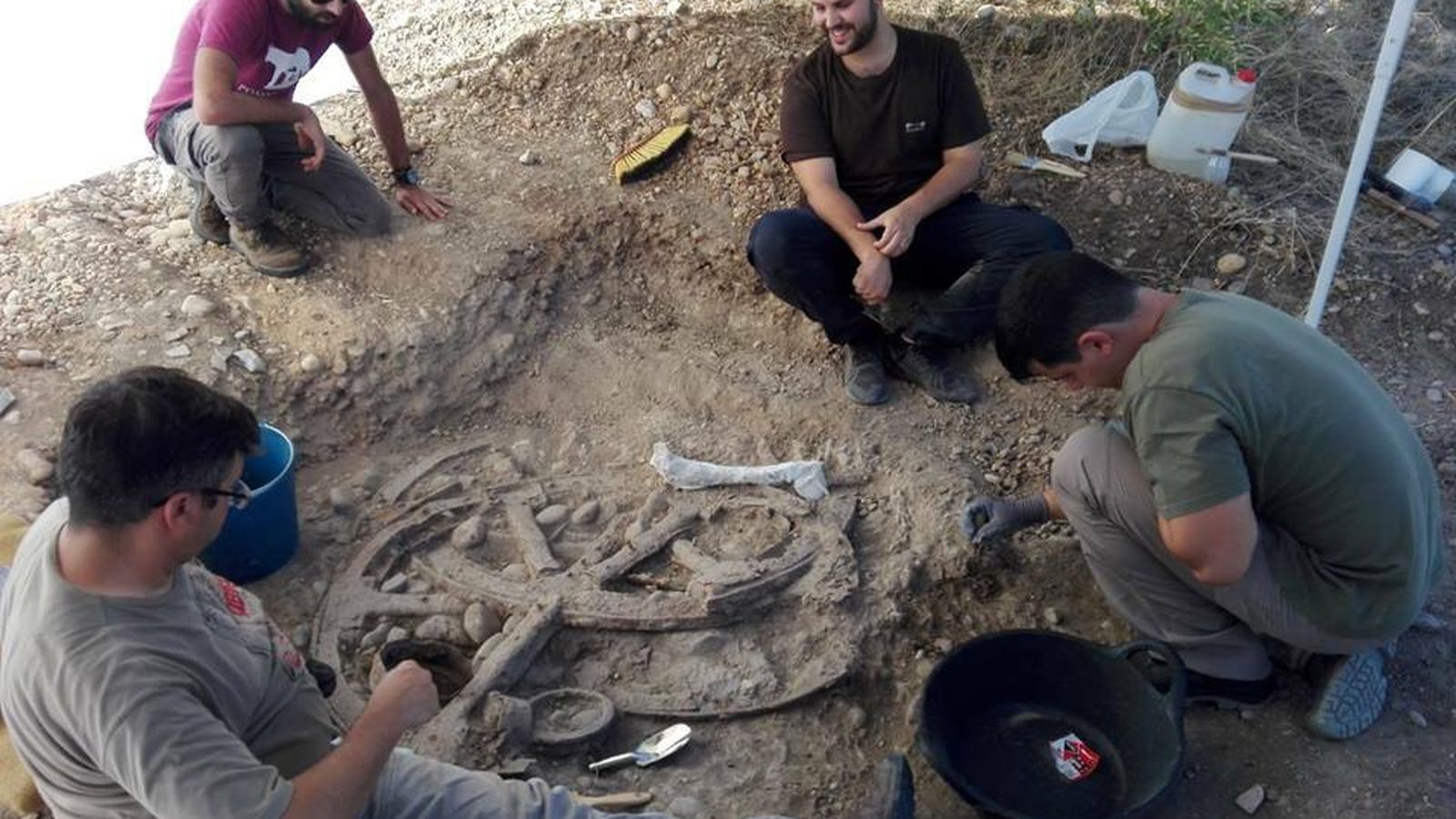 Los arqueólogos desentierran el carro en el cerro de la Horca.