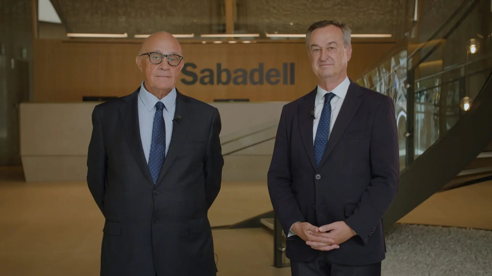 Josep Olliu, presidente de Banco Sabadell, junto a César González-Bueno, CEO de Banco Sabadell. Josep Olliu, presidente de Banco Sabadell, junto a César González-Bueno, CEO de Banco Sabadell.