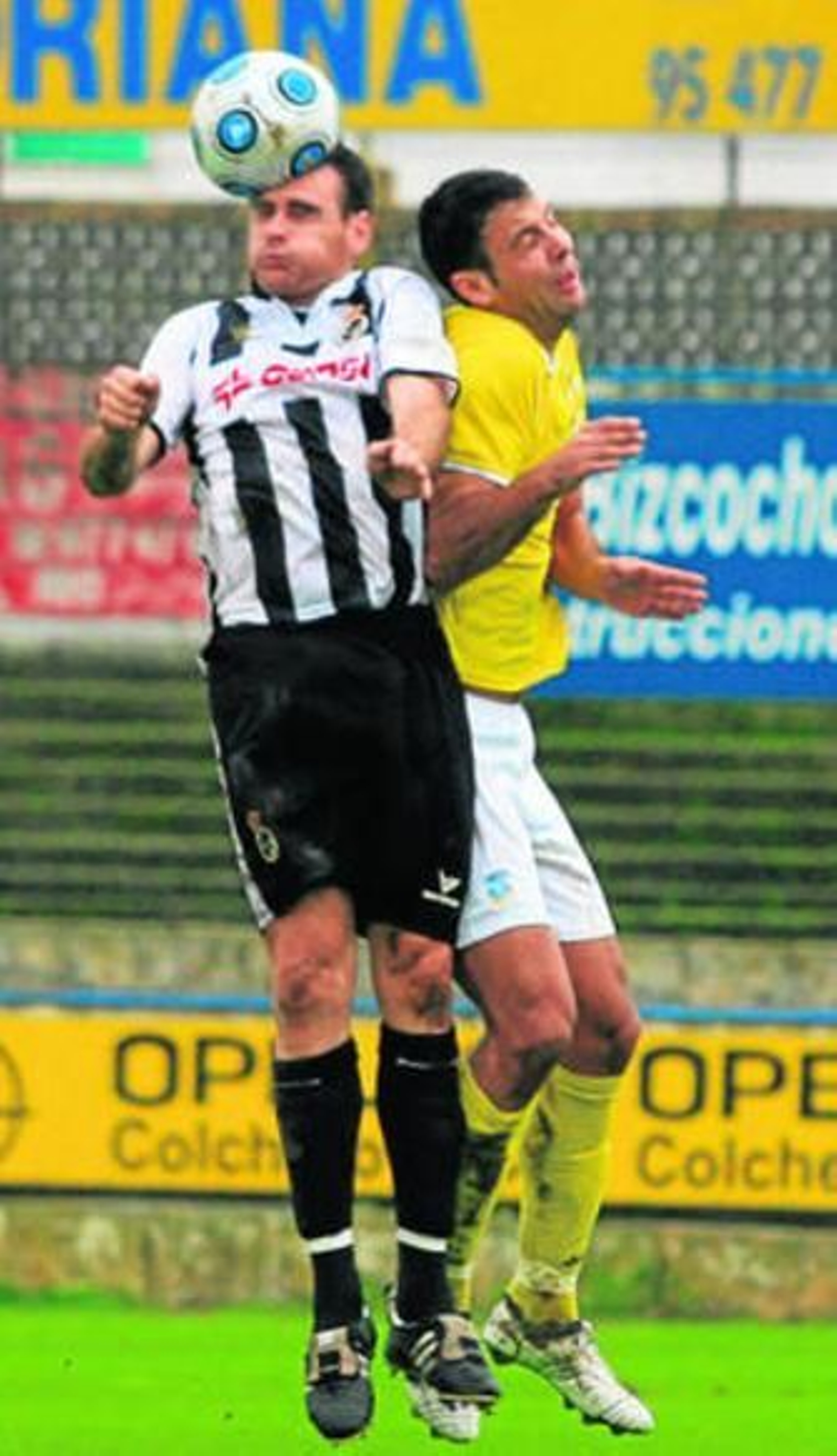 El bigoleador Carlos Guerra, en el Coria-Balona de enero de 2010.