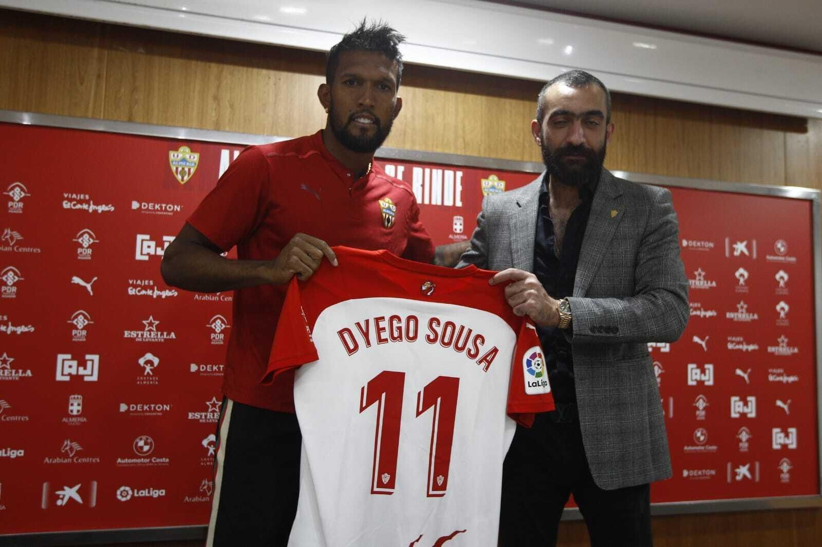 Dyego Sousa, que lucirá el dorsal 11, fue presentado por Mohamed El Assy