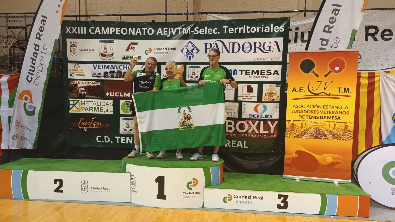 Sebastián Guerrero, presidente del CTM Jerez, en lo más alto del podio en +65 con Andalucía junto a sus compañeros.