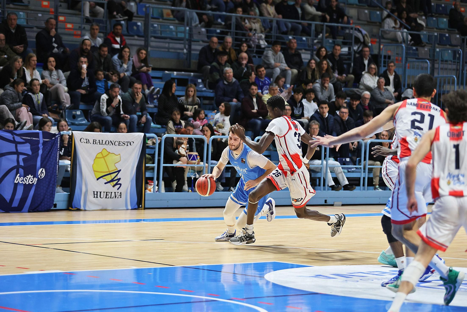 Imágenes del encuentro de baloncesto entre el Ciudad de Huelva y el Damex UDEA Algeciras