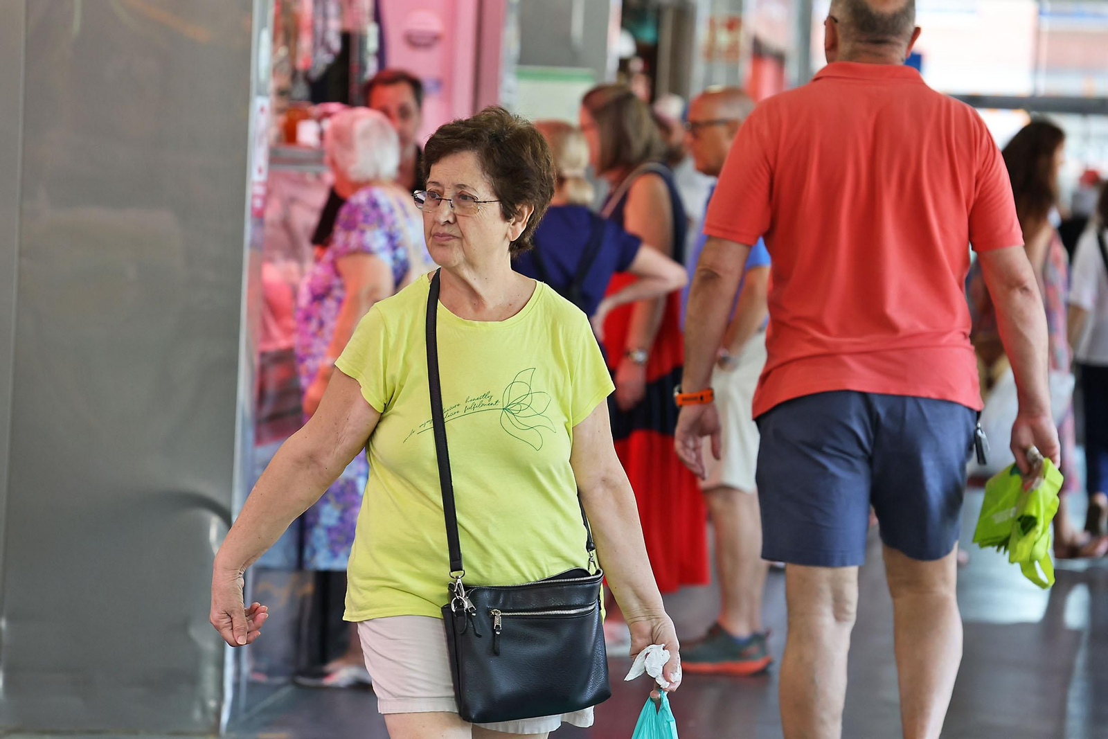 Imágenes de las compras en el entorno del Mercado del Carmen en la mañana de sábado