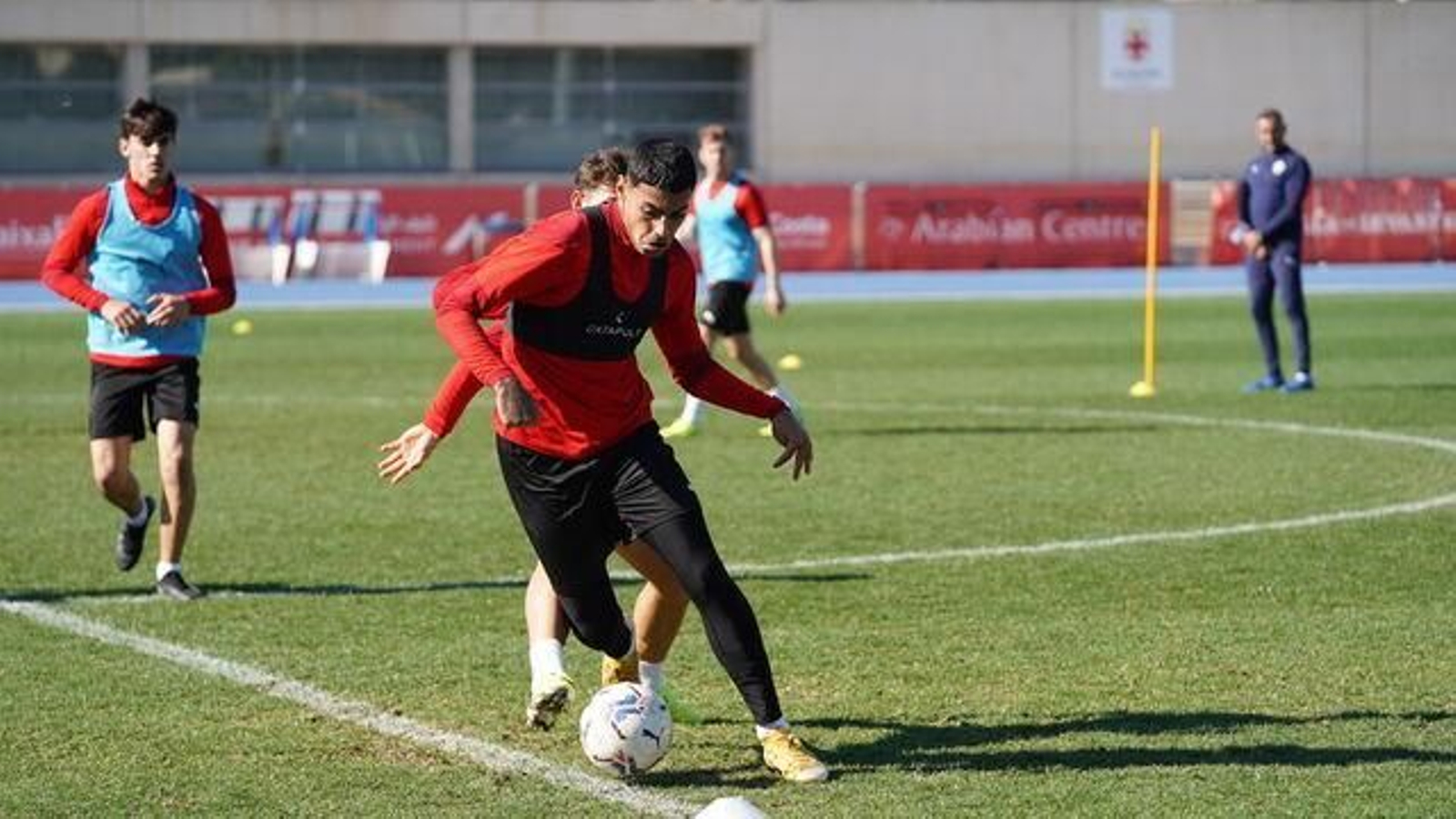 Gomes observa el entrenamiento.