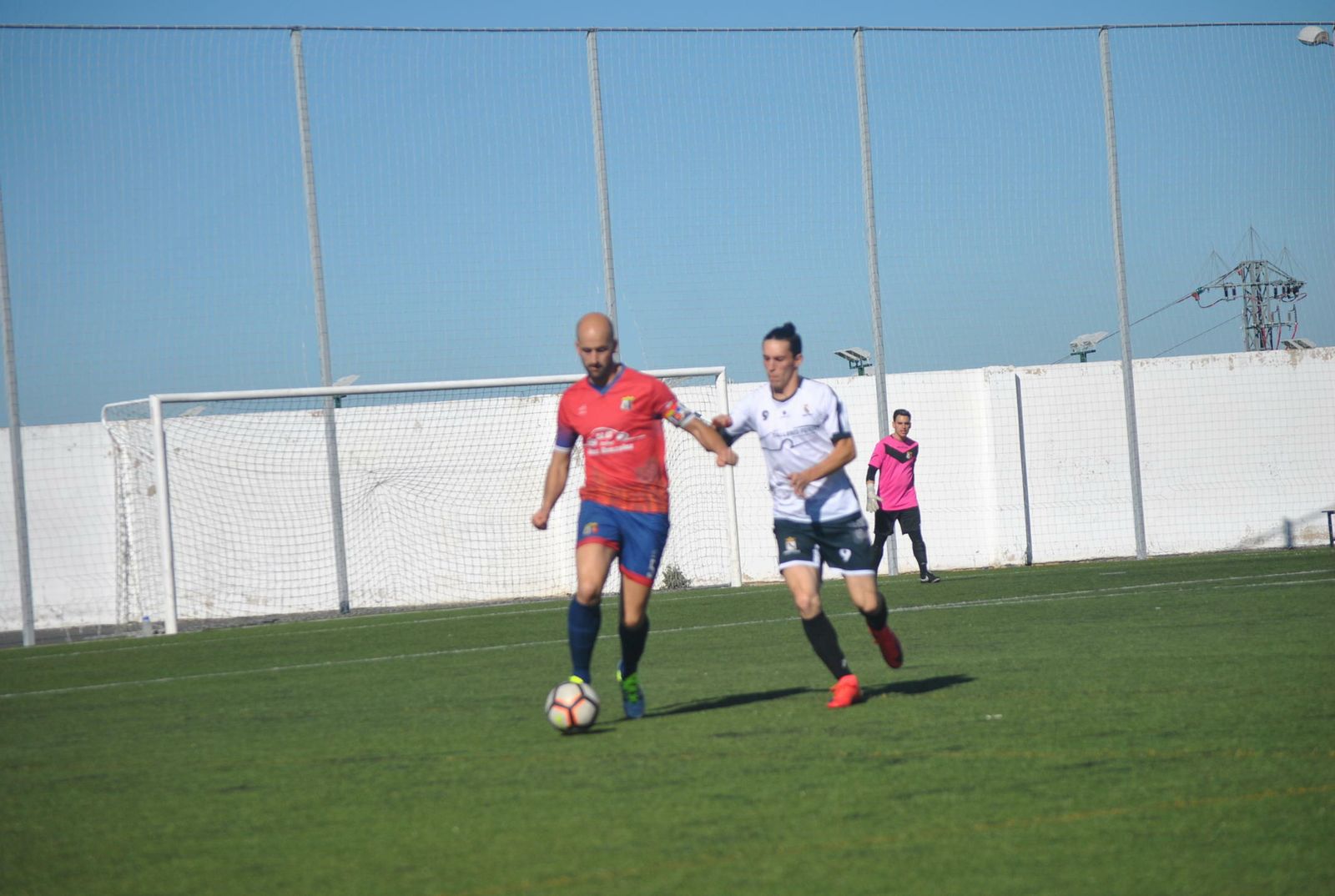 Un jugador del Zalamea y otro del Olont disputan un balón.