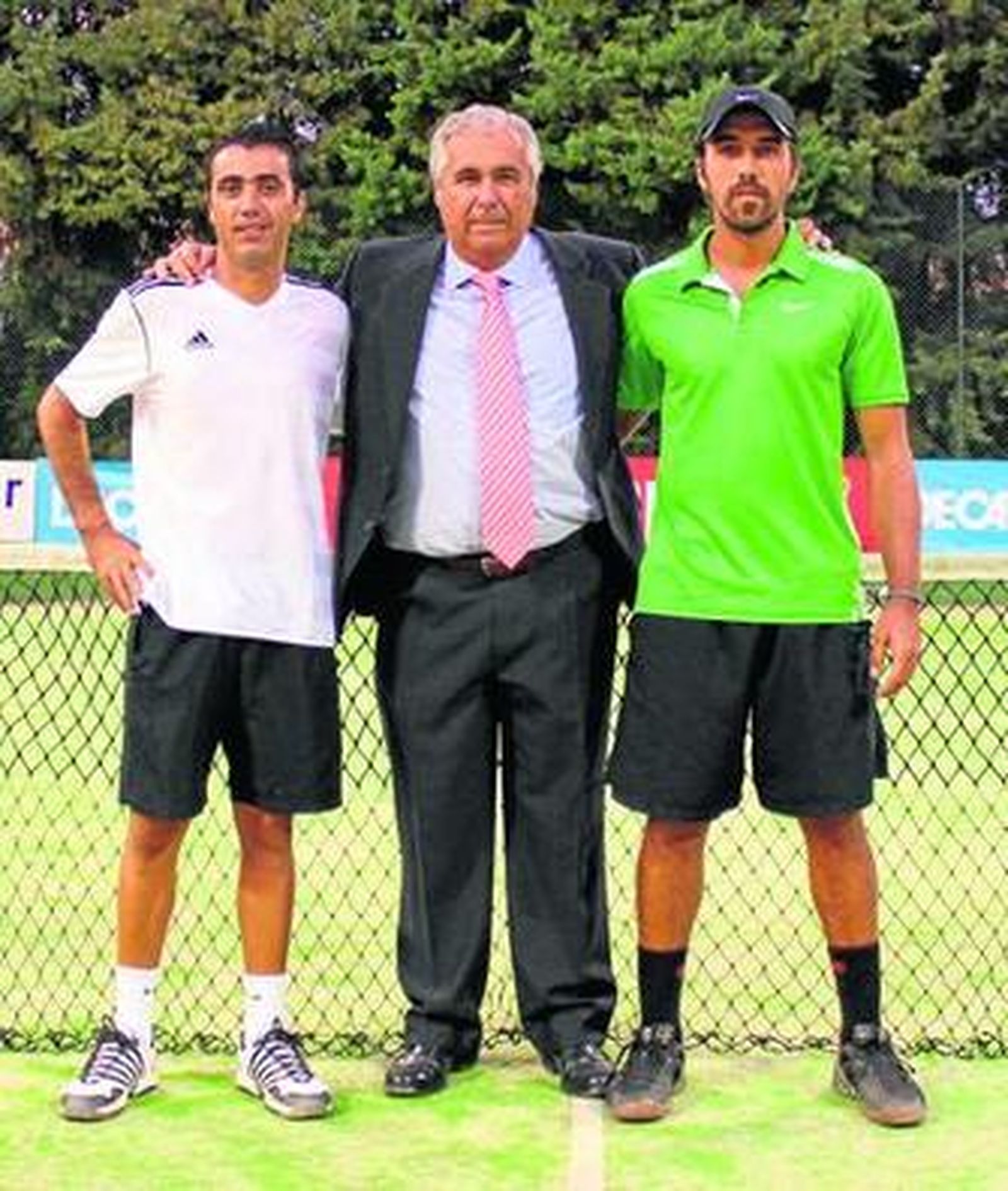 Antonio Gallego, organizador de La Vendimia, junto a Andrés González (i) y Javier Cuevas.