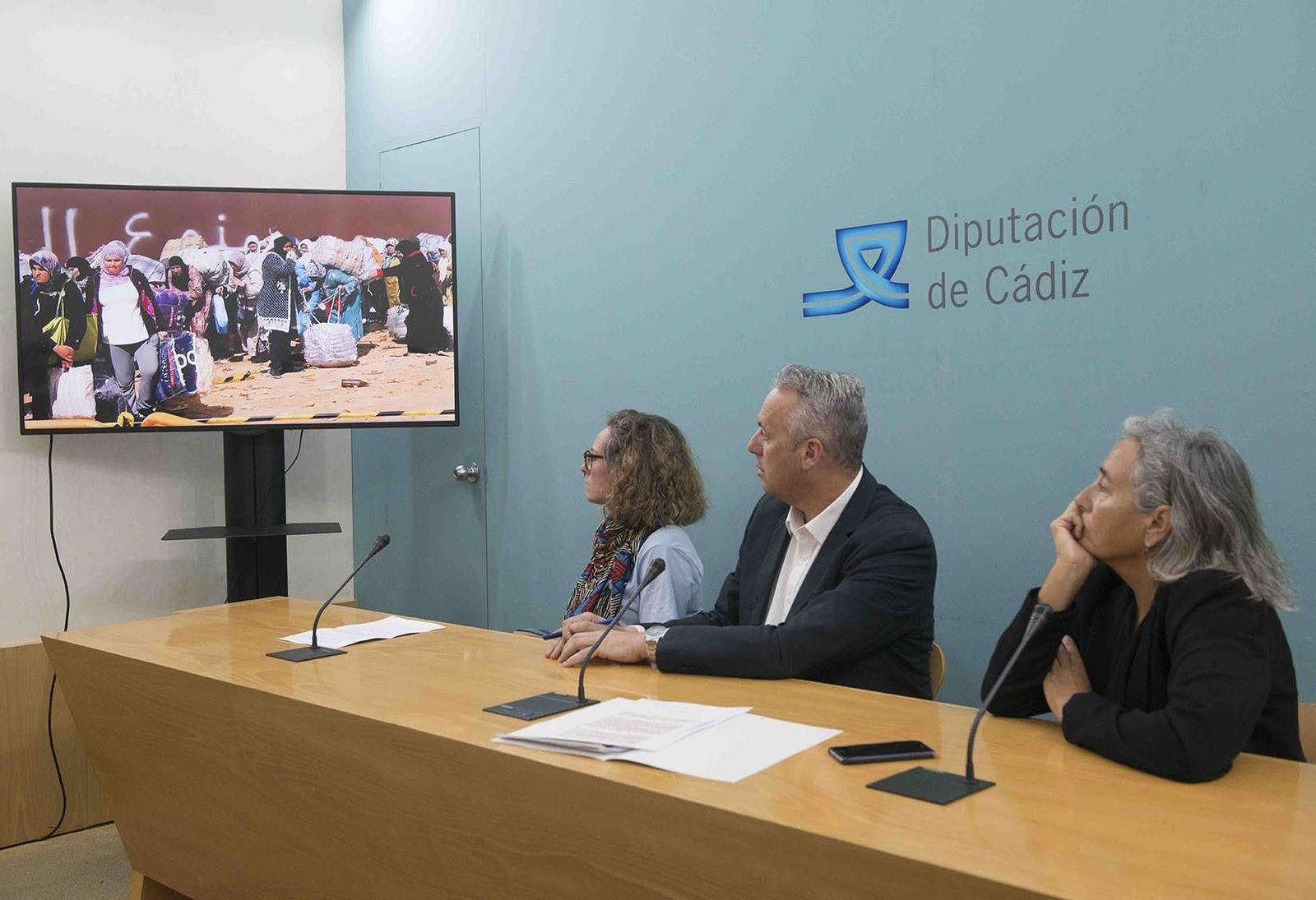 Ana Rosado, de la APDHA, Juan Carlos Ruiz Boix, vicepresidente de Diputación y la periodista Carmen Morillo, en la presentación de 'Con el mundo a cuestas'.