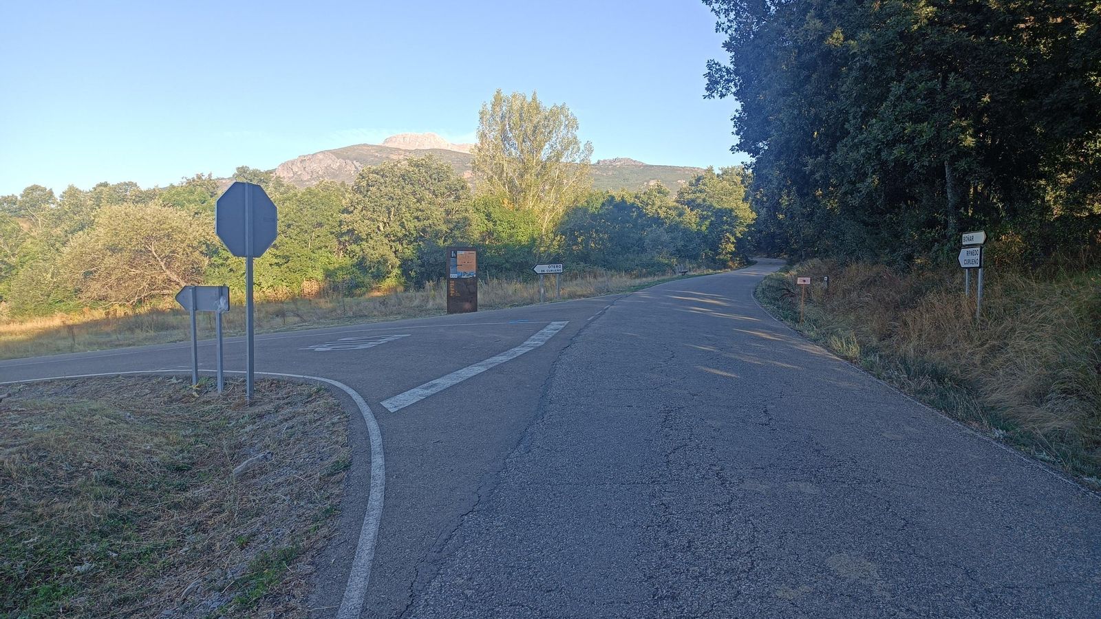 Esta bifucación es muy importante: si vamos de frente, tomamos la variante de la montaña; a la izquierda vamos a La Robla por el camino bajo. Esta bifucación es muy importante: si vamos de frente, tomamos la variante de la montaña; a la izquierda vamos a La Robla por el camino bajo.