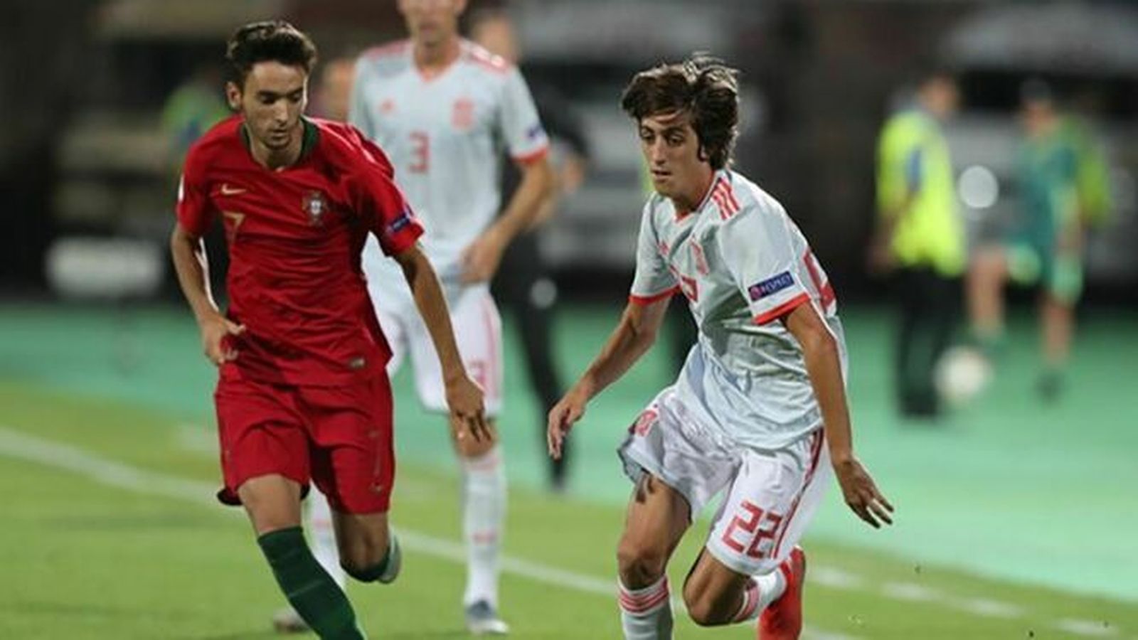 Bryan Gil se escapa de un portugués en la final del anterior Europeo.